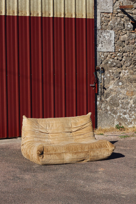 Canapé Togo 2 places en velours beige par Michel Ducaroy, LIGNE ROSET, 1973