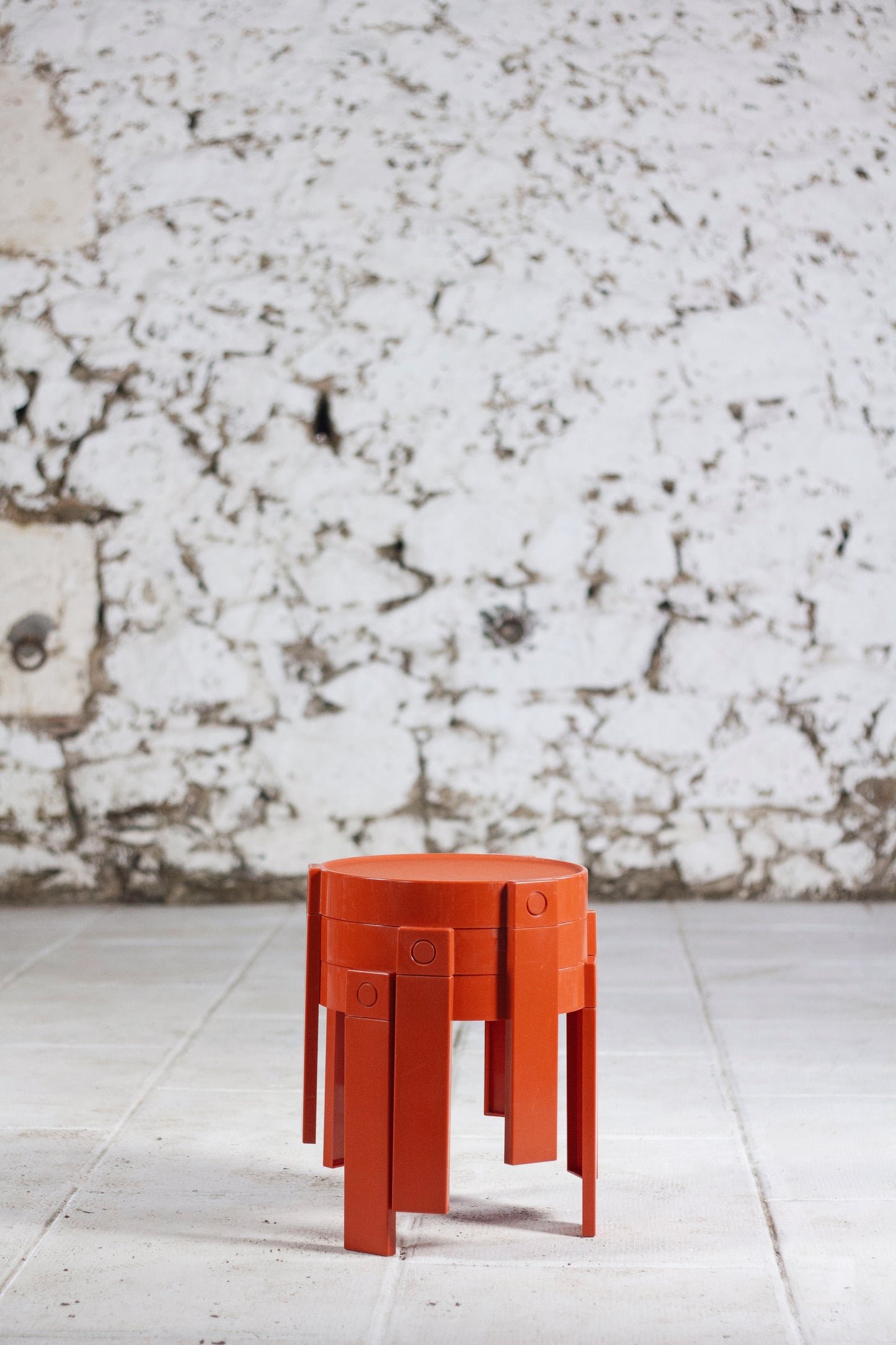 Trois tables gigognes en plastique orange par Prisunic, 1970