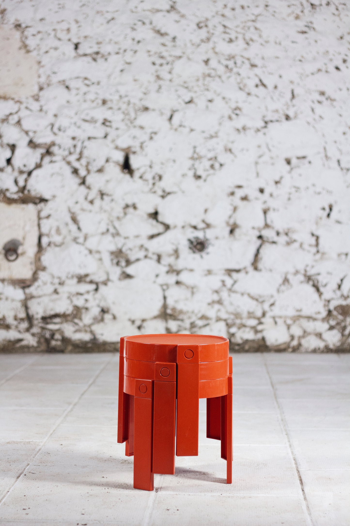 Trois tables gigognes en plastique orange par Prisunic, 1970