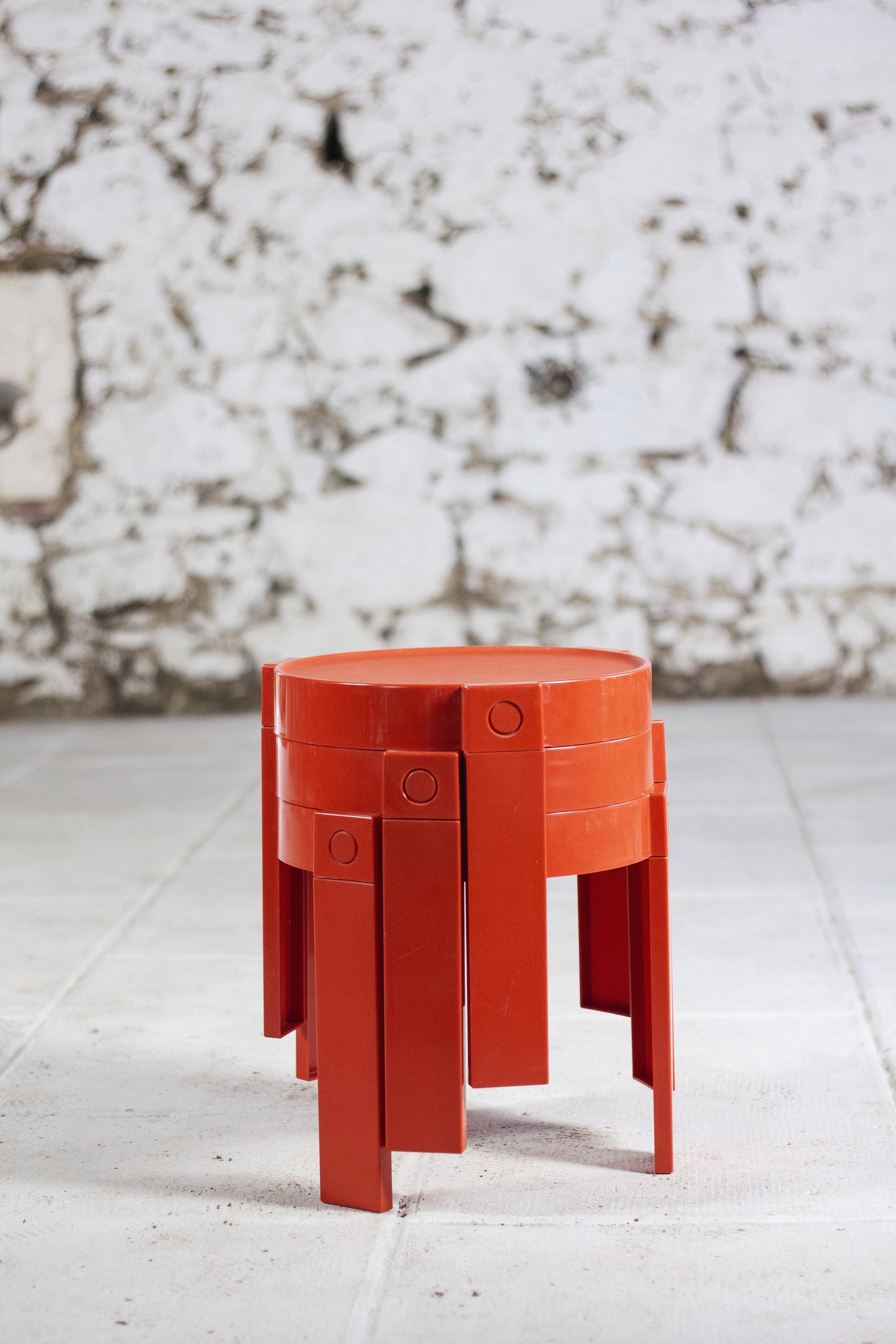 Trois tables gigognes en plastique orange par Prisunic, 1970