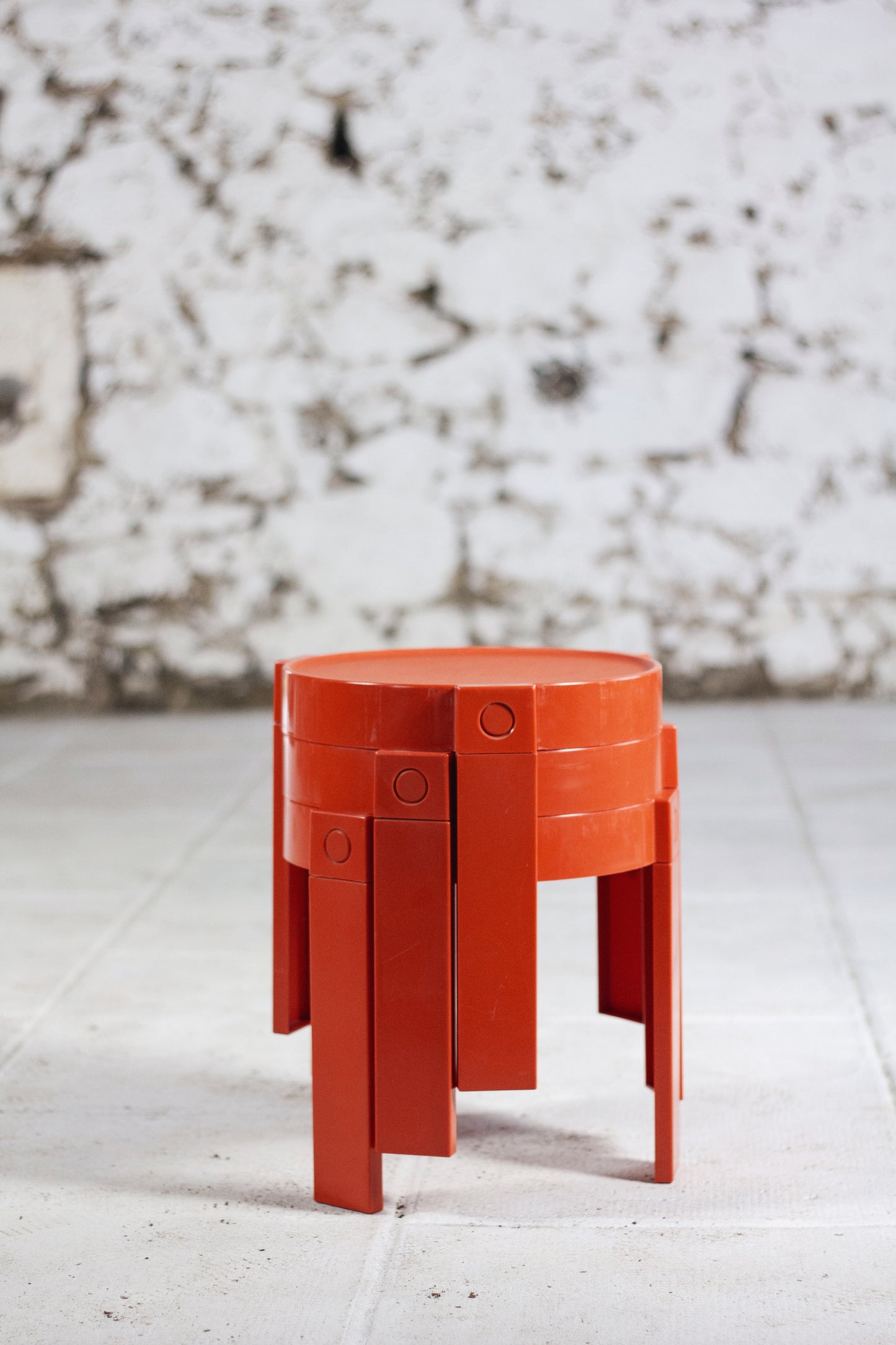Trois tables gigognes en plastique orange par Prisunic, 1970