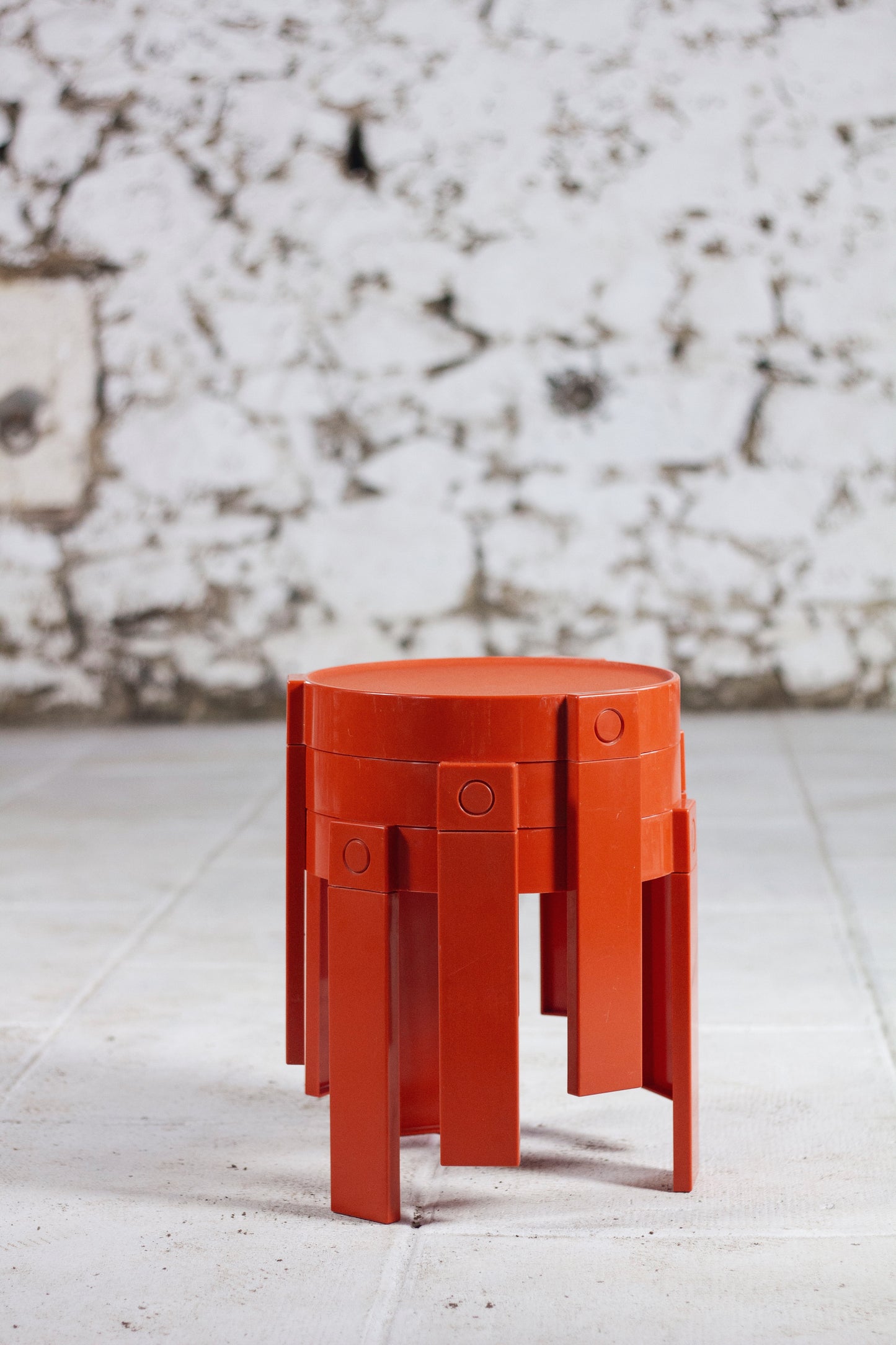 Trois tables gigognes en plastique orange par Prisunic, 1970