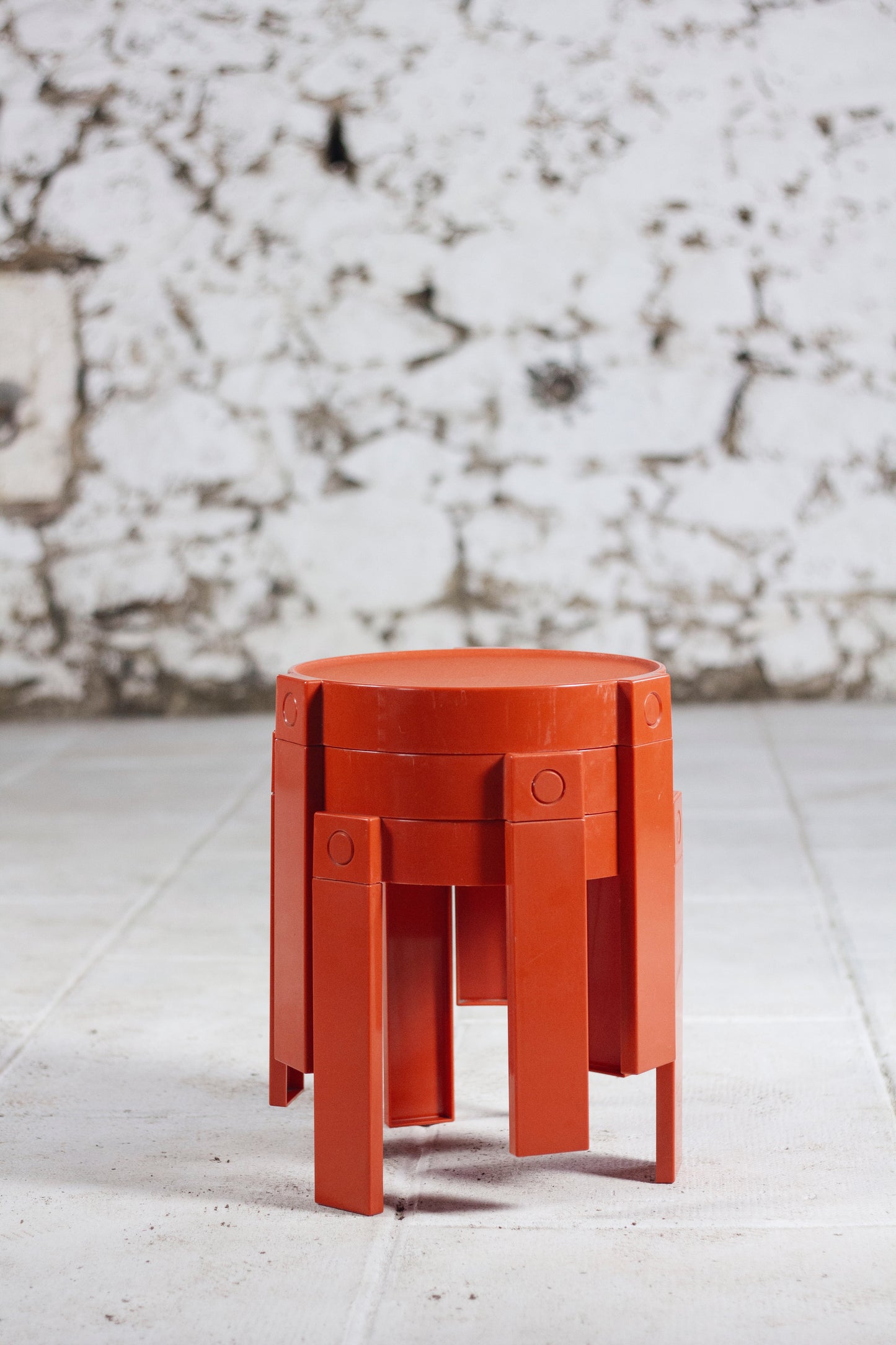 Trois tables gigognes en plastique orange par Prisunic, 1970