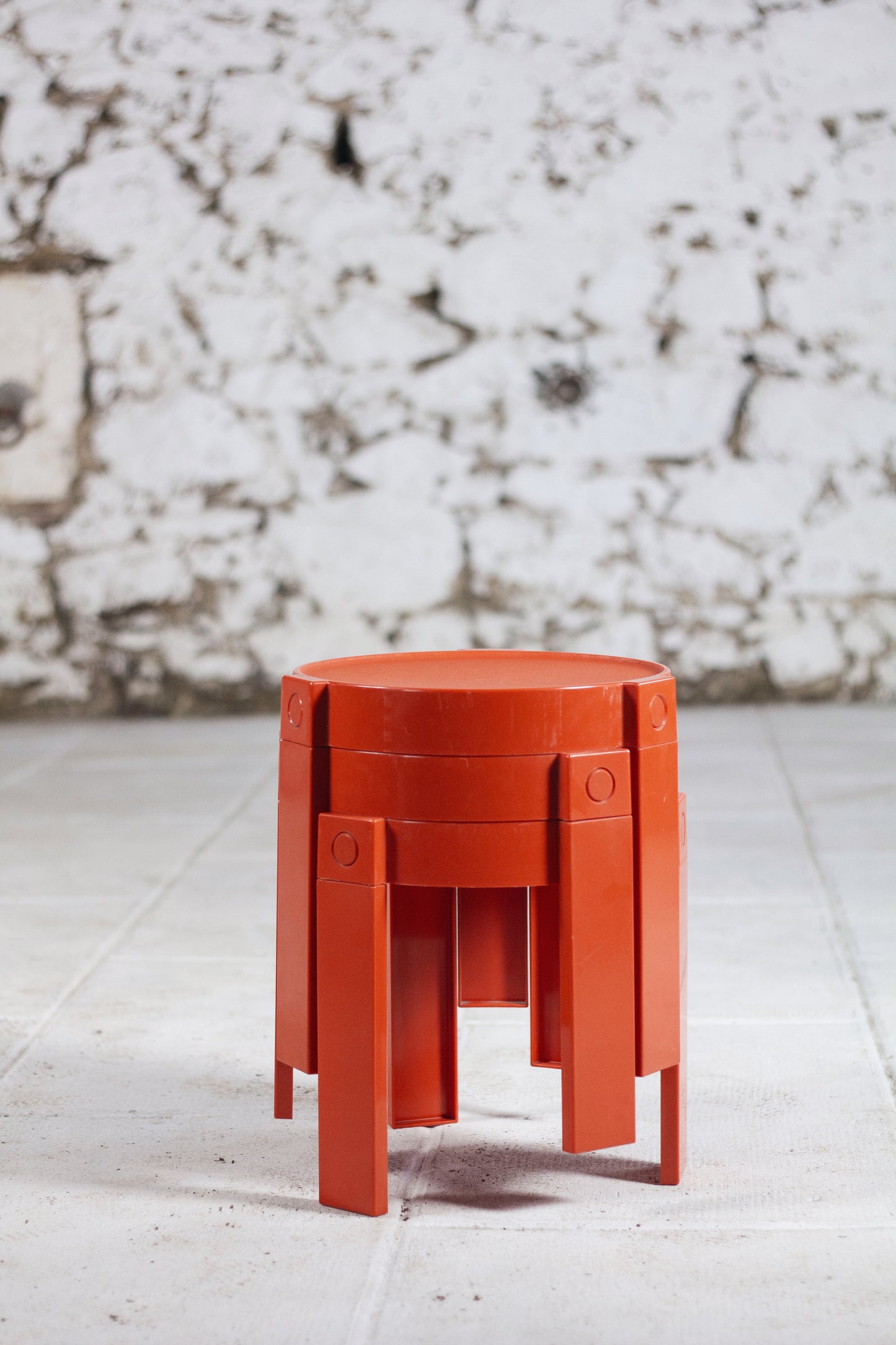 Trois tables gigognes en plastique orange par Prisunic, 1970