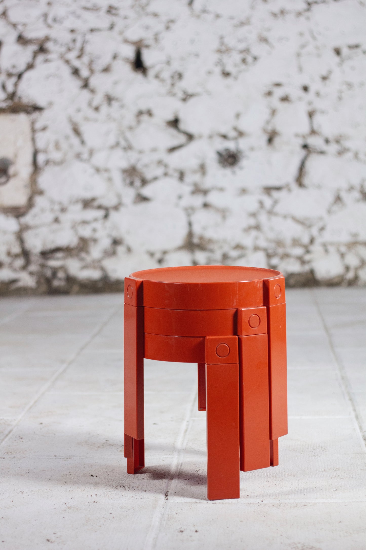 Trois tables gigognes en plastique orange par Prisunic, 1970