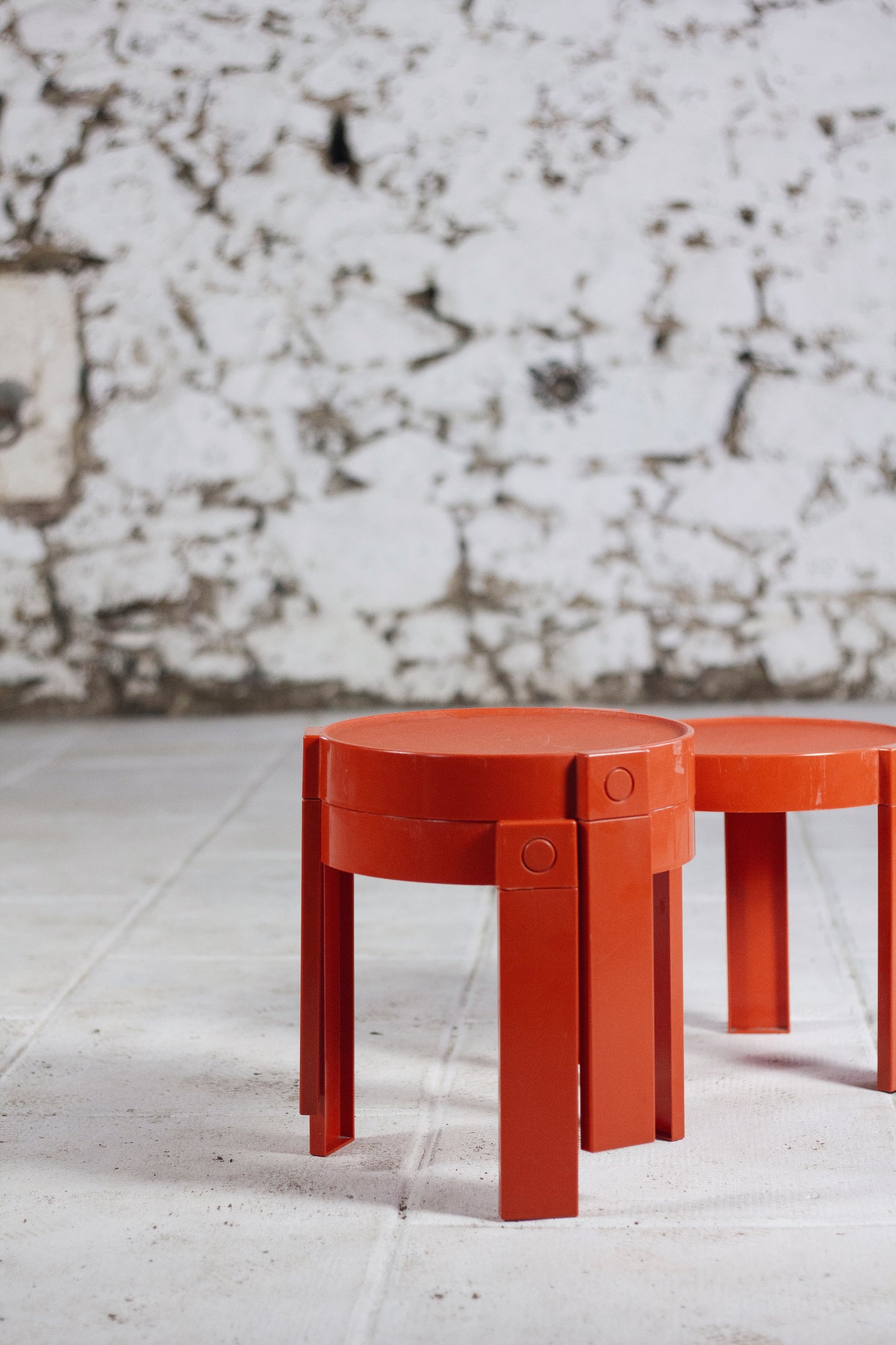 Trois tables gigognes en plastique orange par Prisunic, 1970