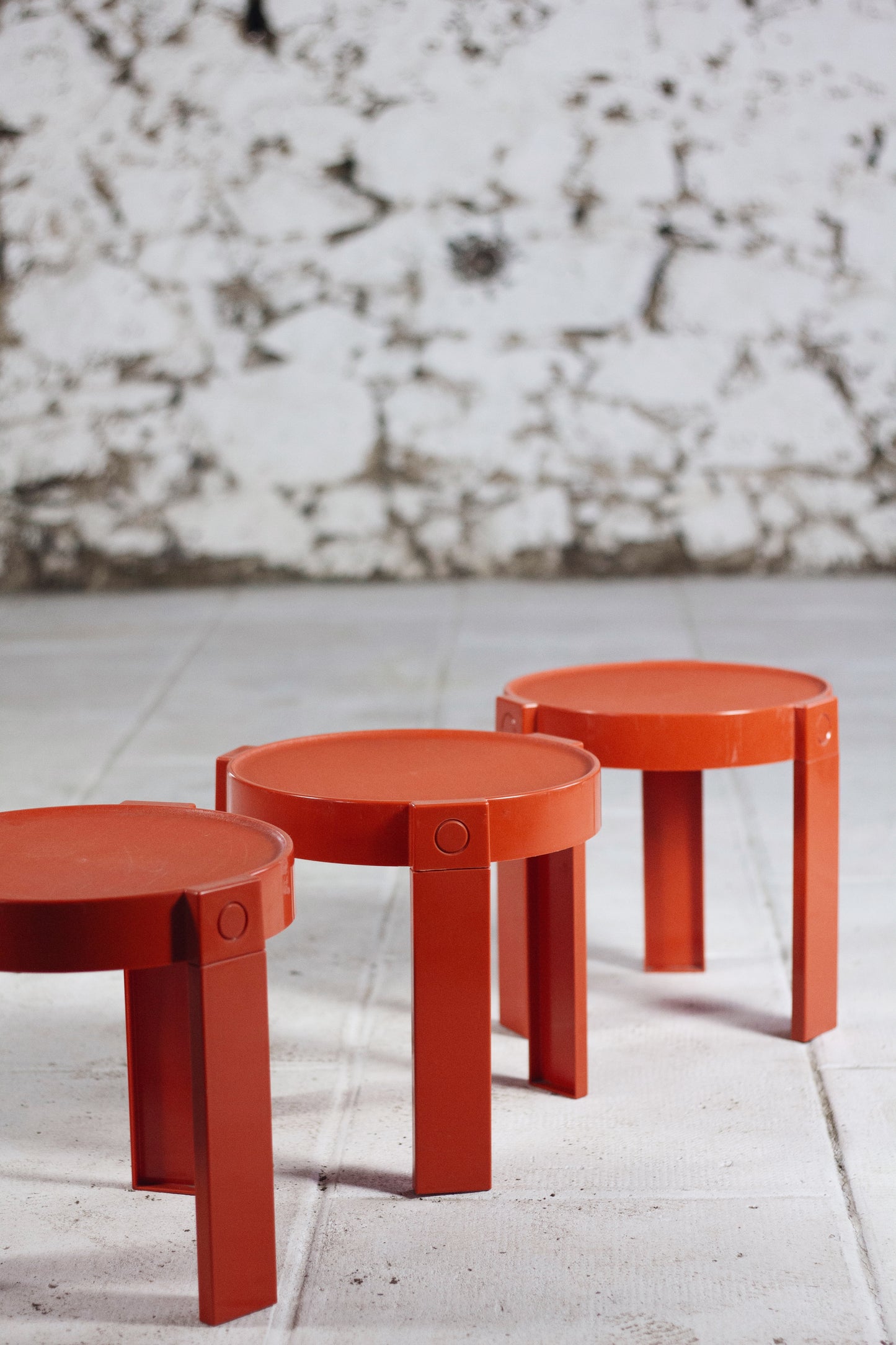 Trois tables gigognes en plastique orange par Prisunic, 1970