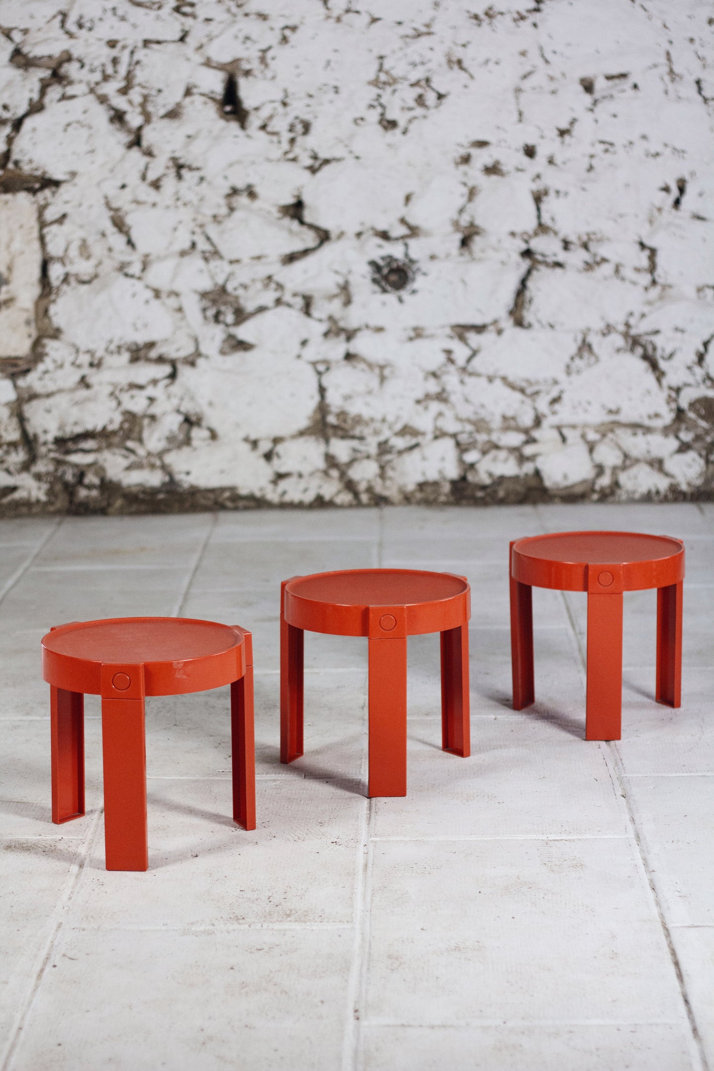 Trois tables gigognes en plastique orange par Prisunic, 1970