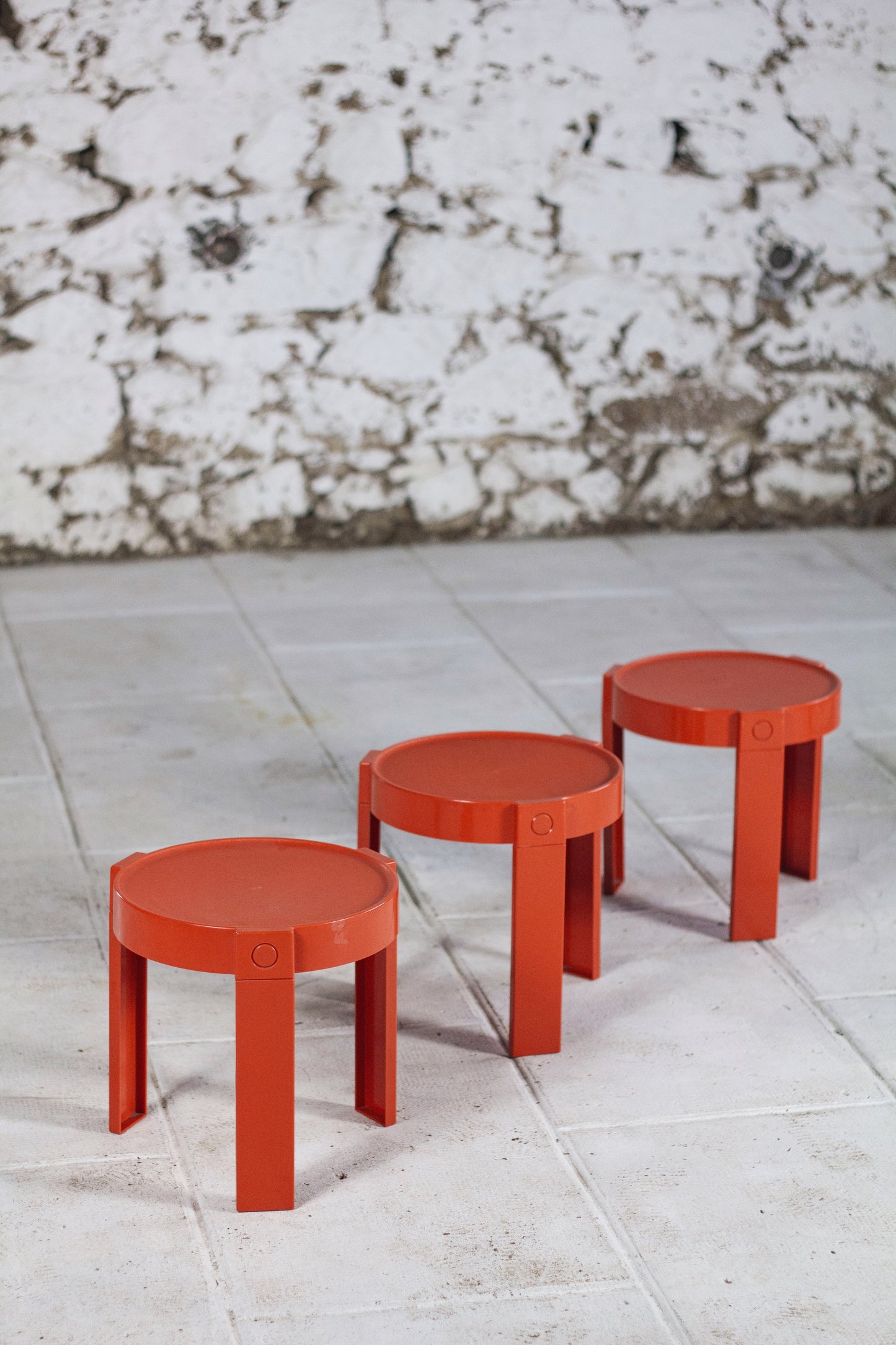 Trois tables gigognes en plastique orange par Prisunic, 1970