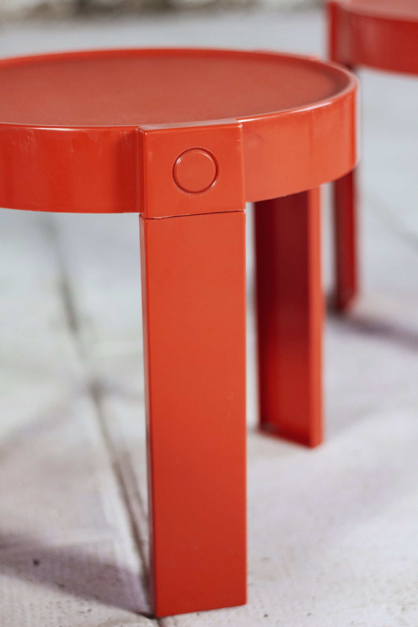 Trois tables gigognes en plastique orange par Prisunic, 1970