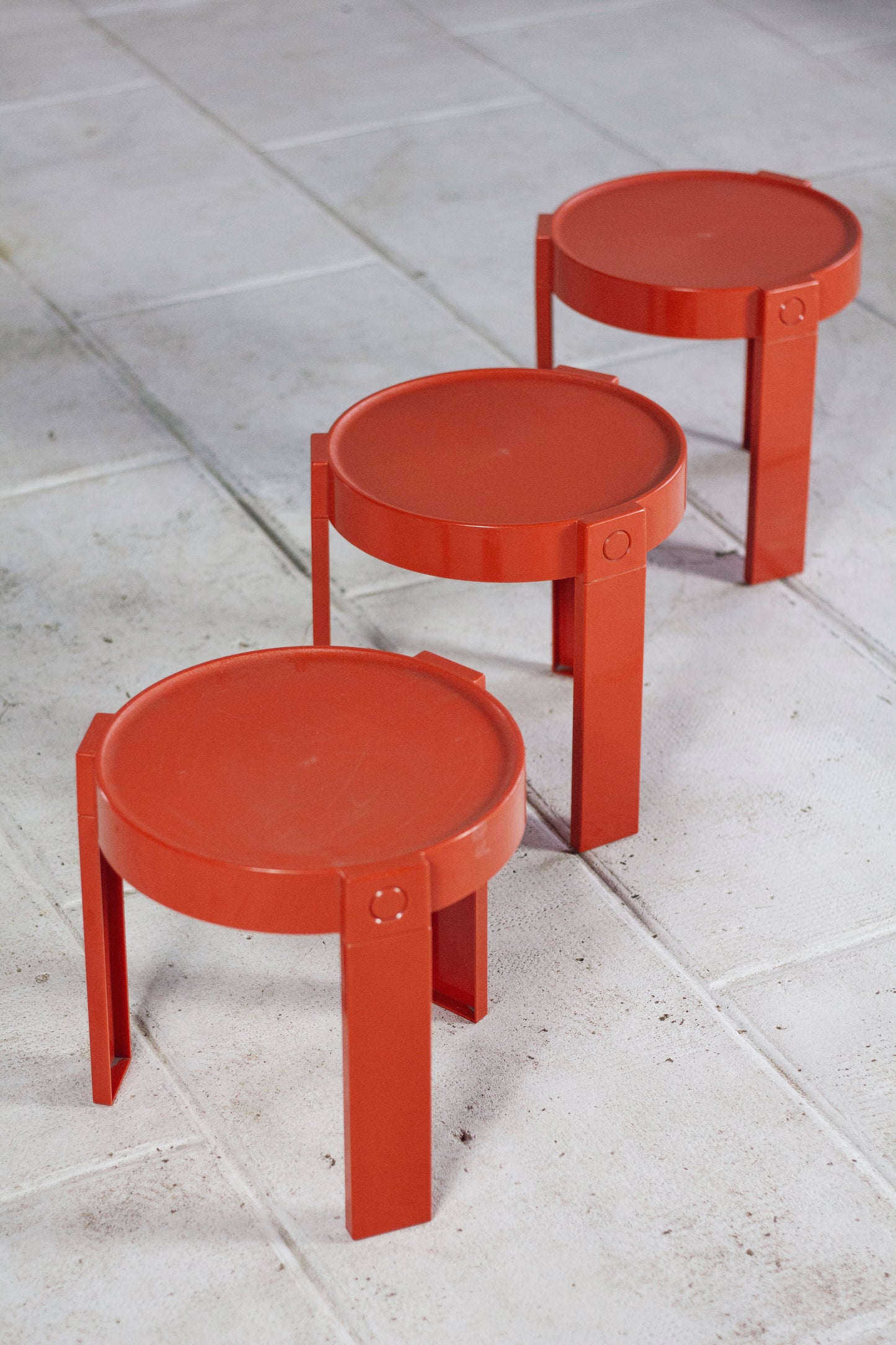 Trois tables gigognes en plastique orange par Prisunic, 1970