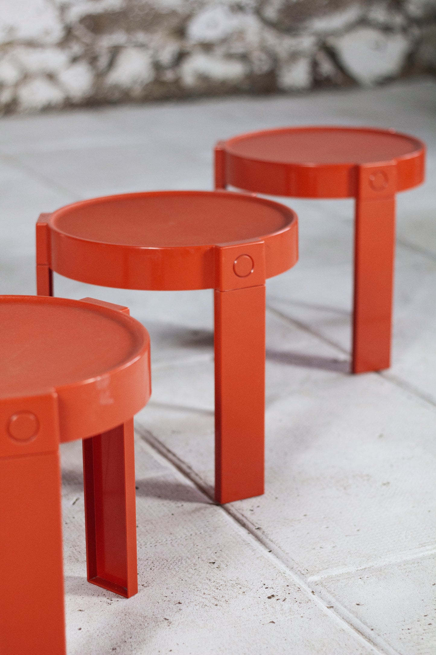 Trois tables gigognes en plastique orange par Prisunic, 1970