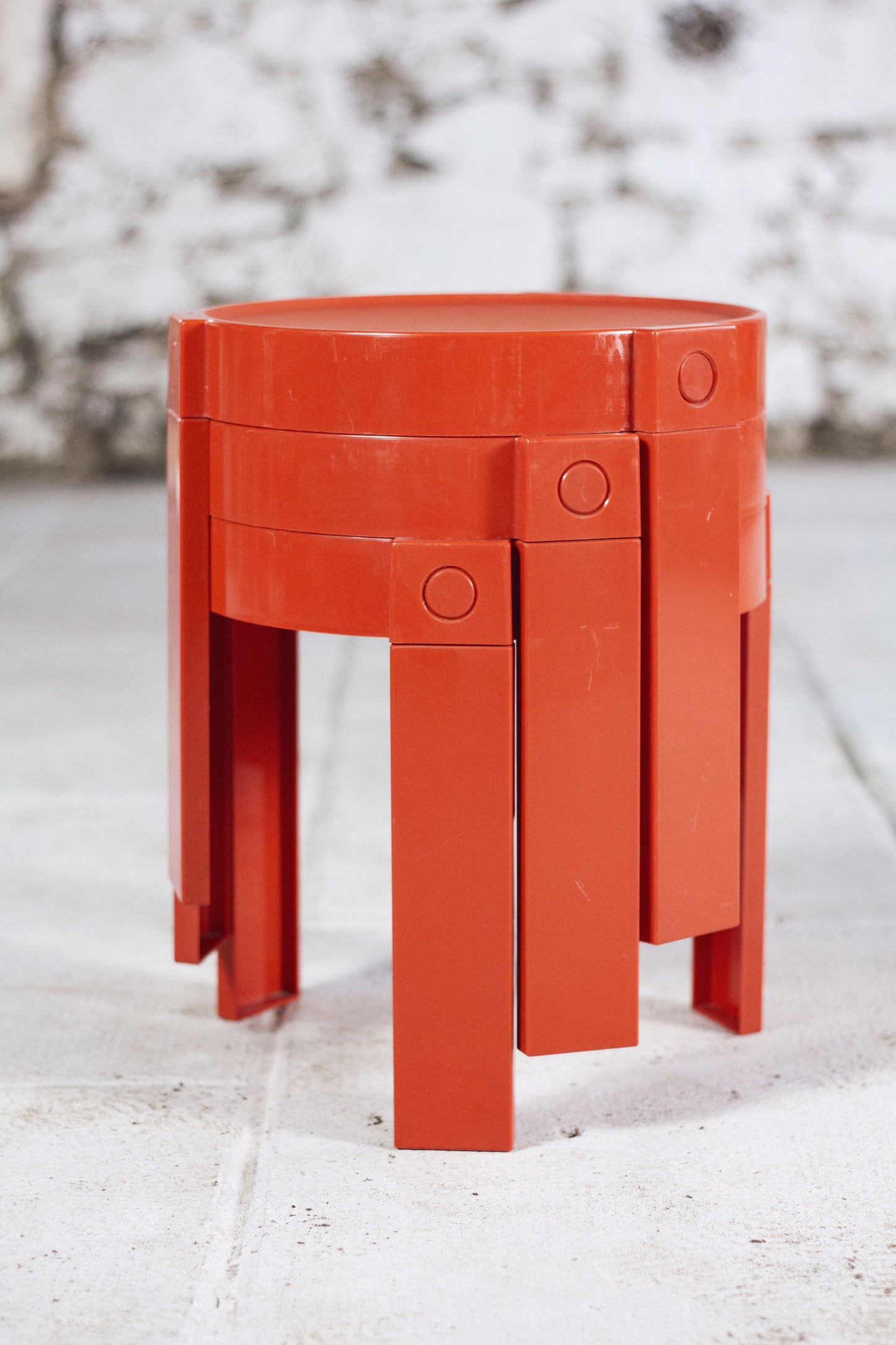 Trois tables gigognes en plastique orange par Prisunic, 1970