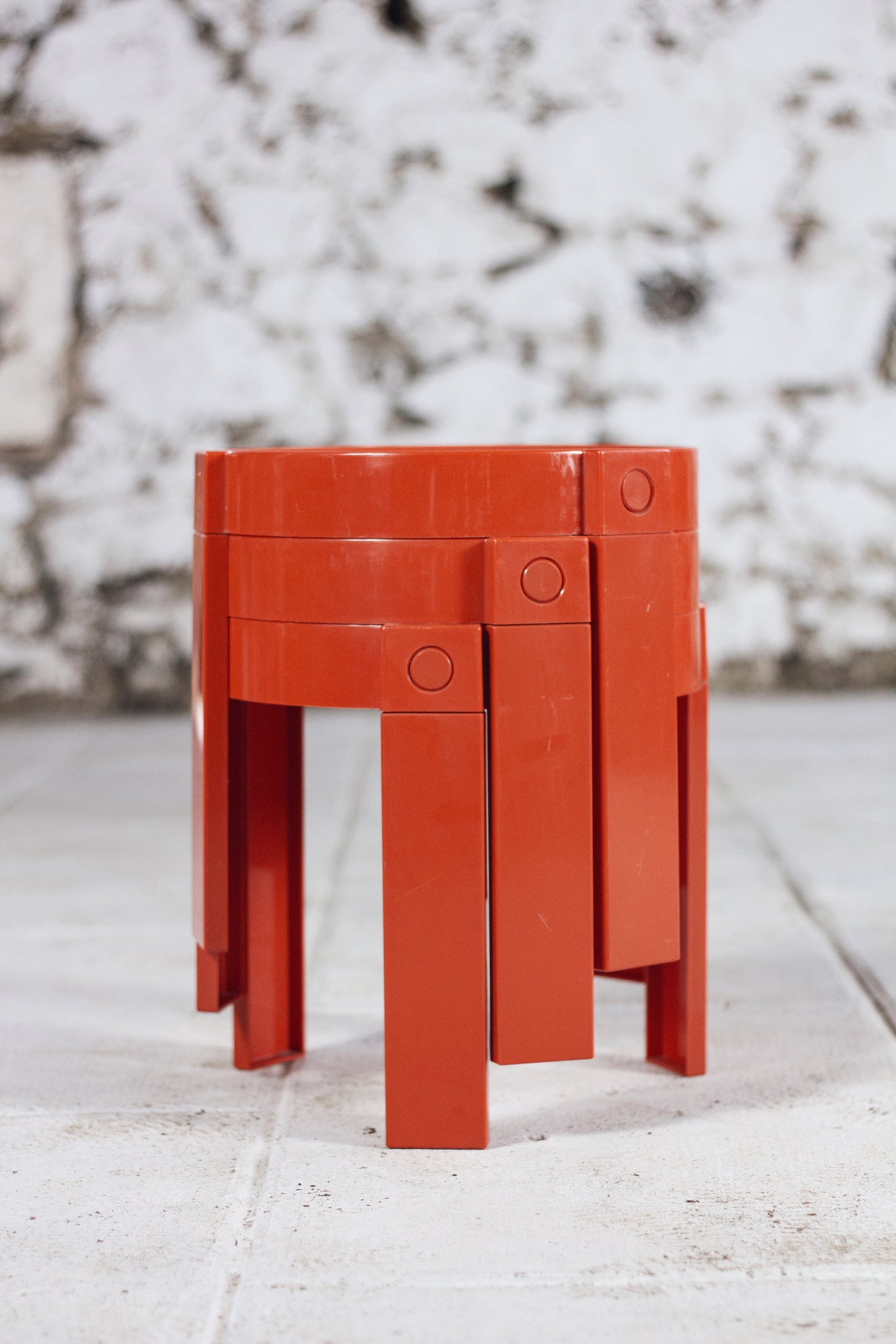 Trois tables gigognes en plastique orange par Prisunic, 1970