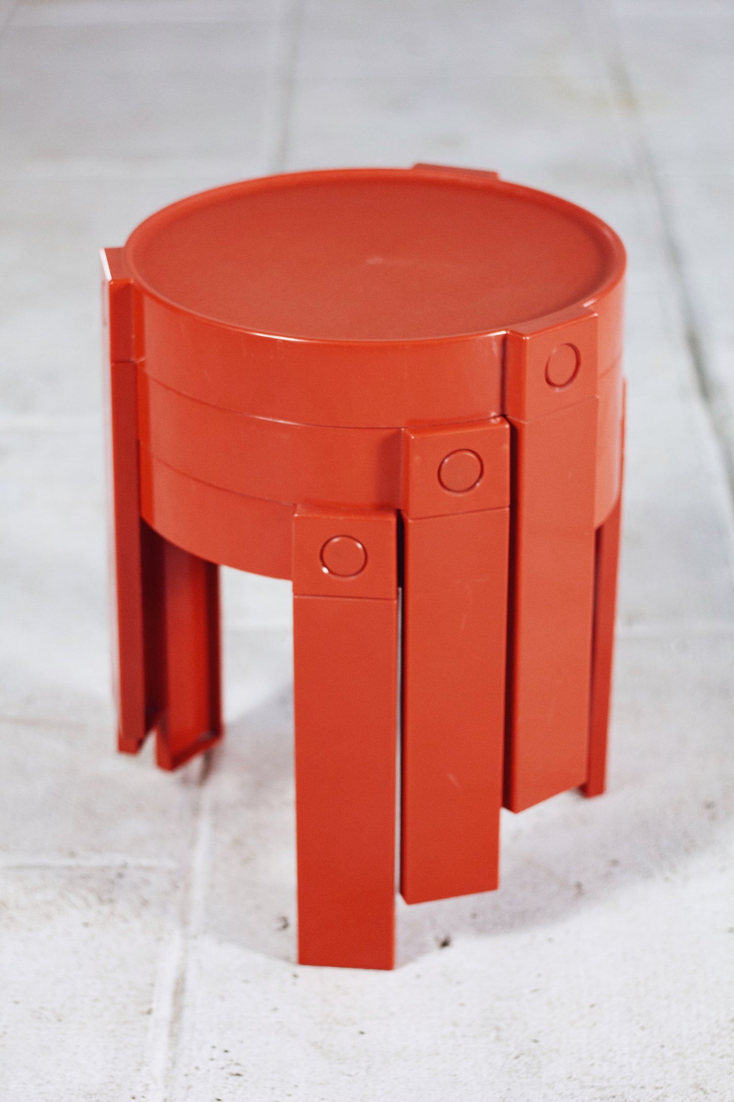 Trois tables gigognes en plastique orange par Prisunic, 1970