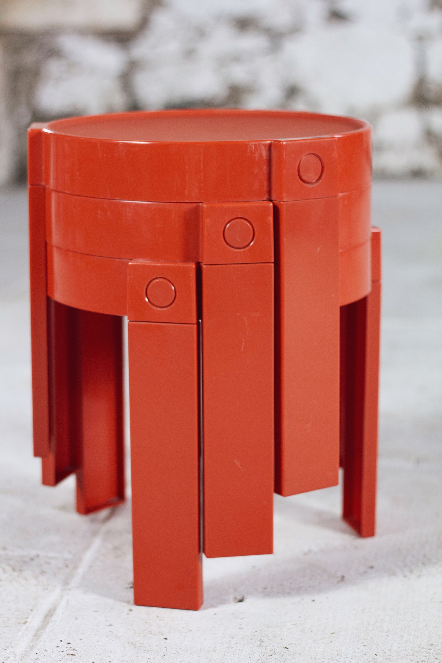 Trois tables gigognes en plastique orange par Prisunic, 1970