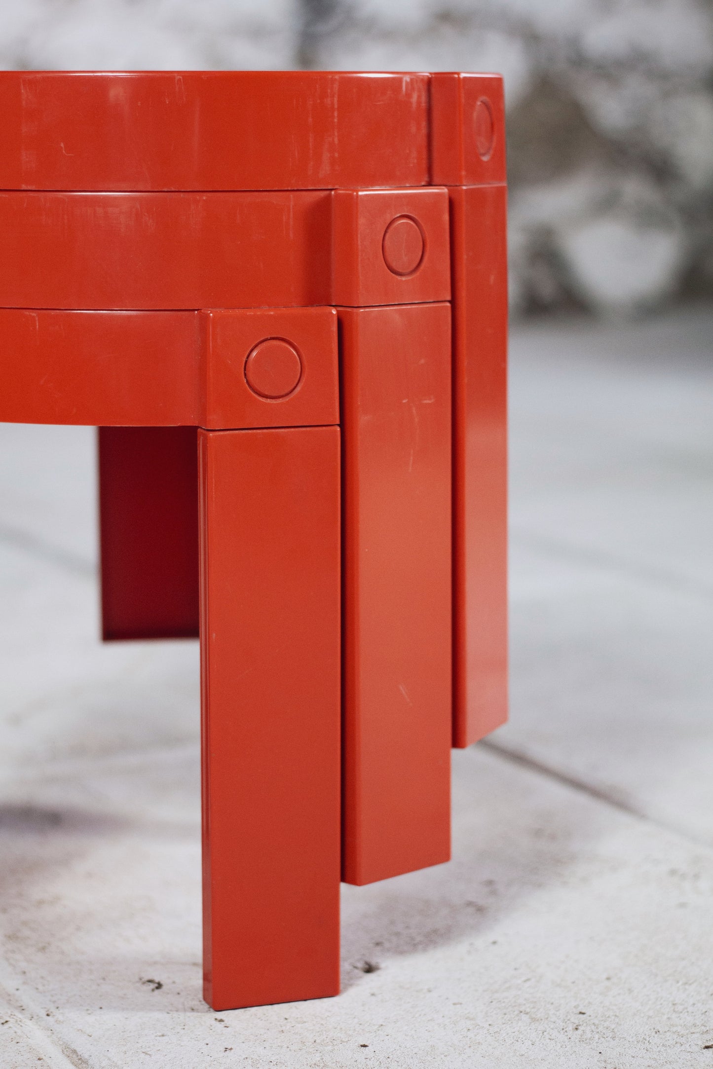 Trois tables gigognes en plastique orange par Prisunic, 1970