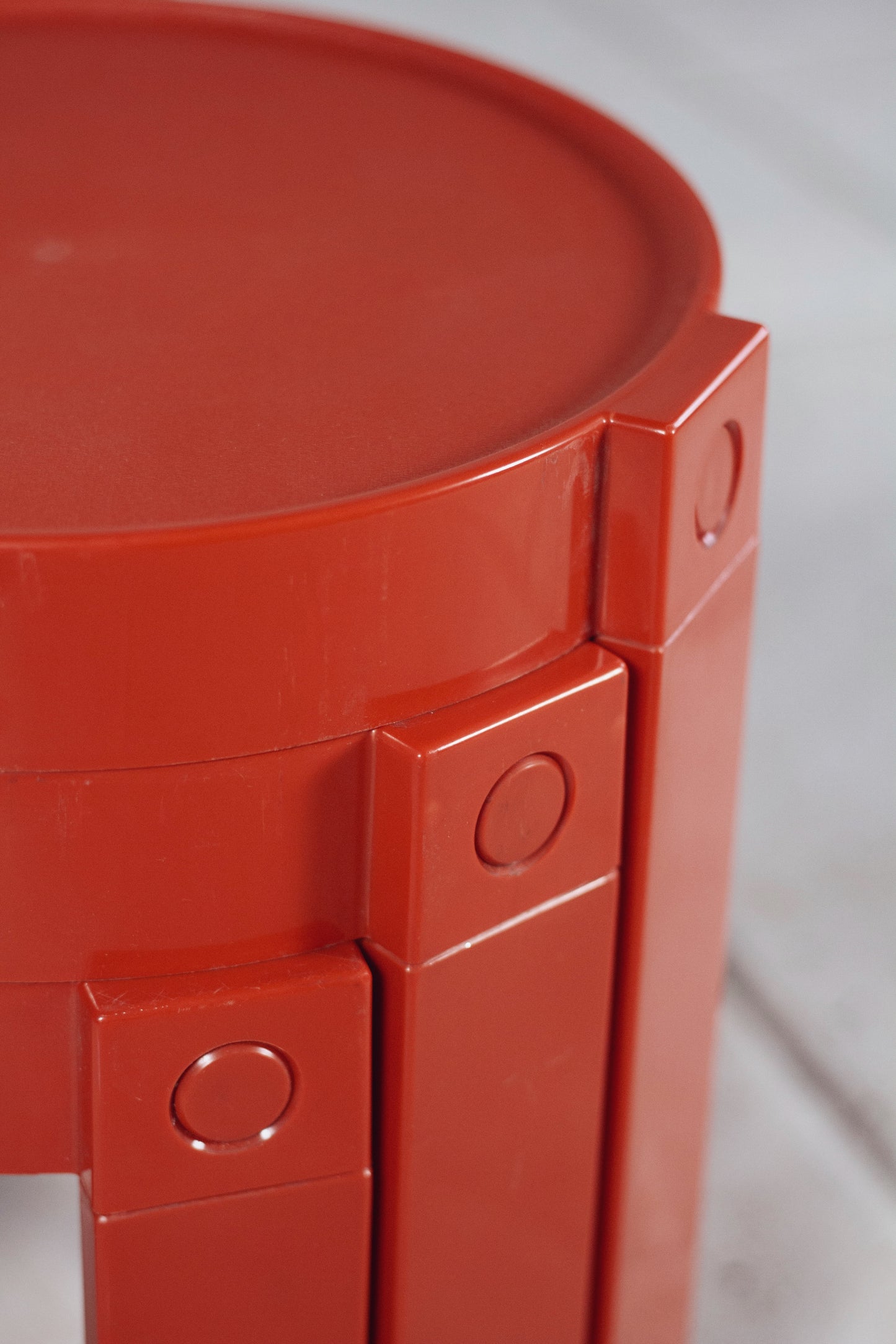 Trois tables gigognes en plastique orange par Prisunic, 1970