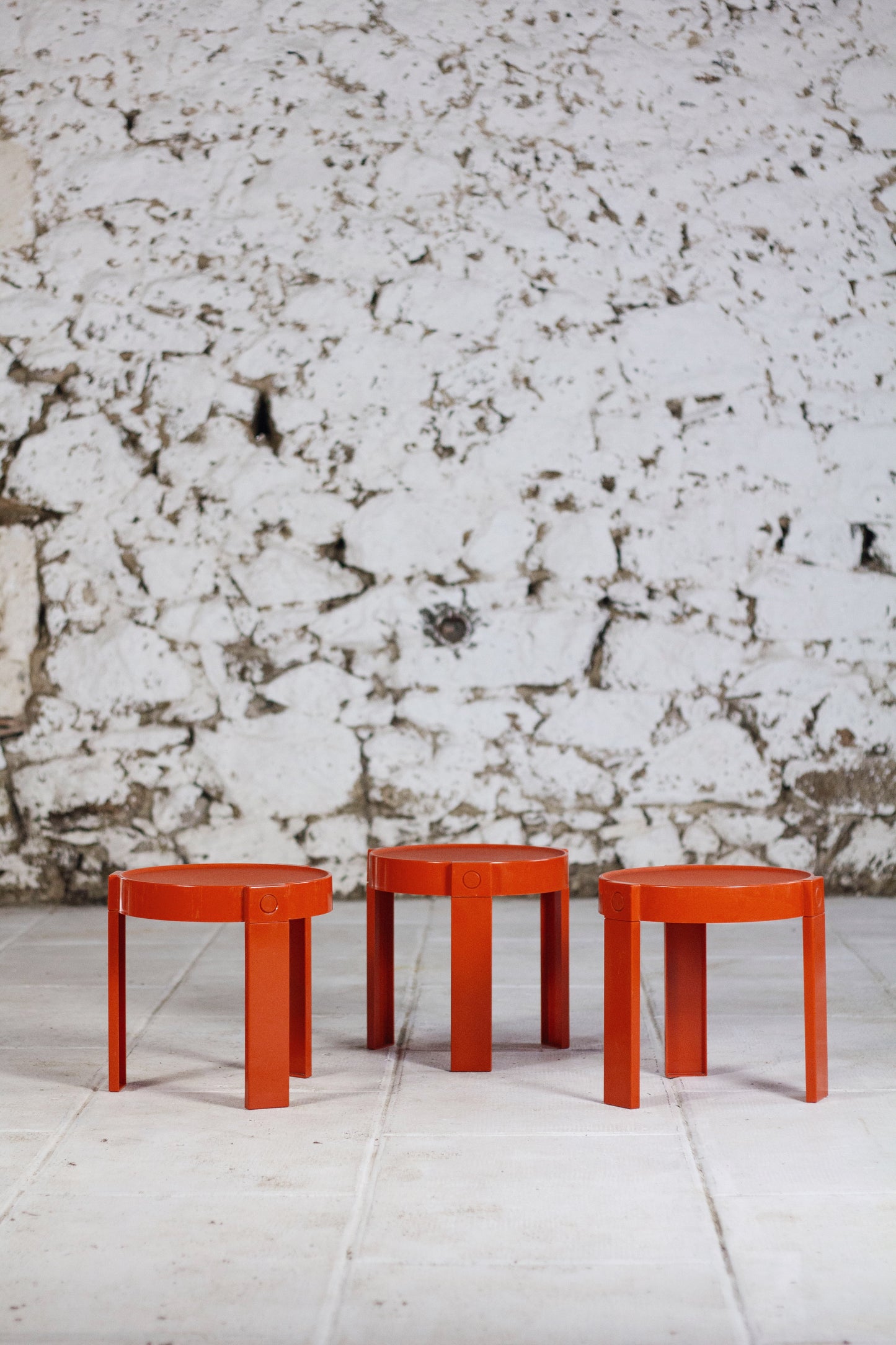 Trois tables gigognes en plastique orange par Prisunic, 1970