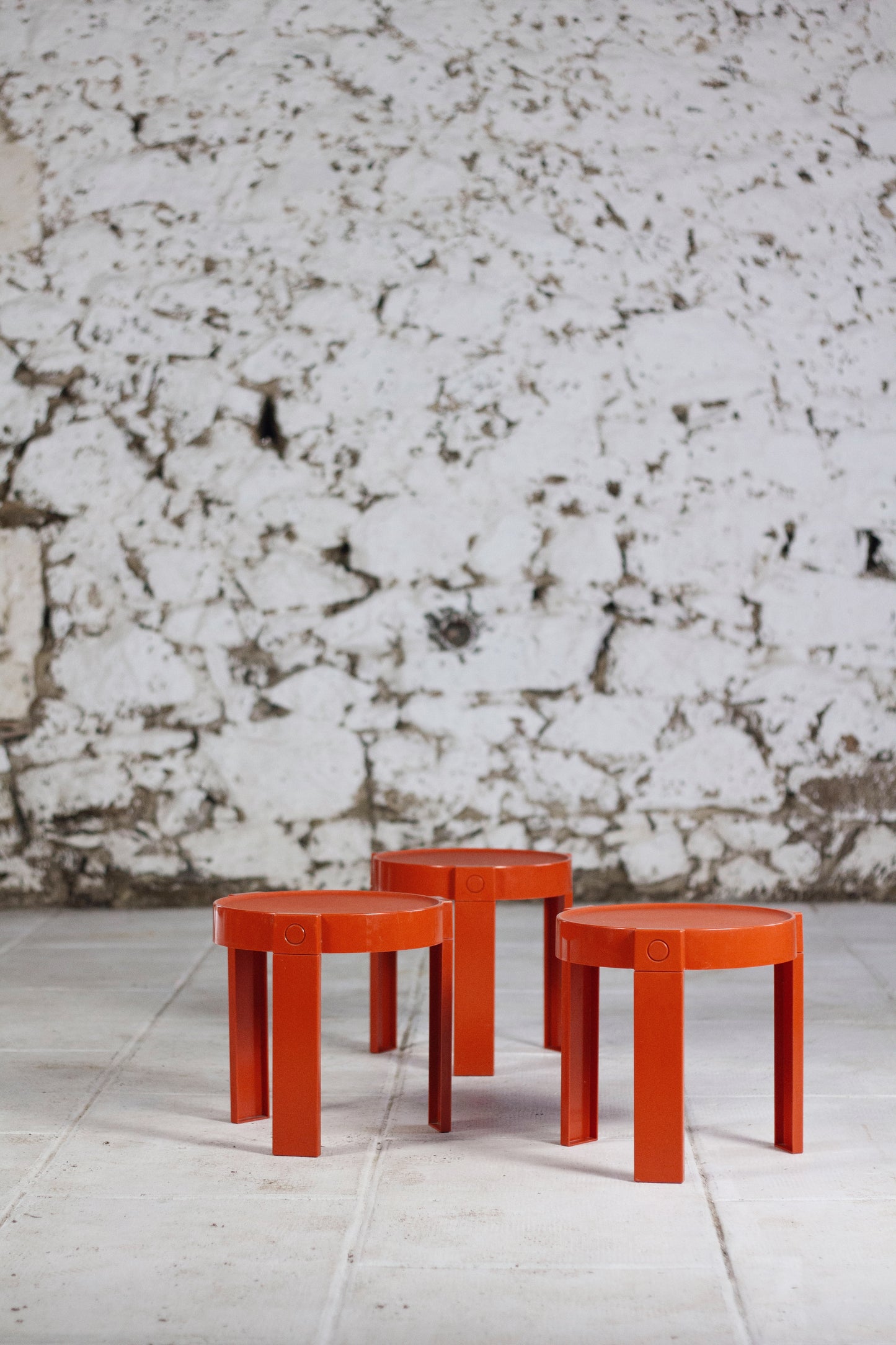 Trois tables gigognes en plastique orange par Prisunic, 1970