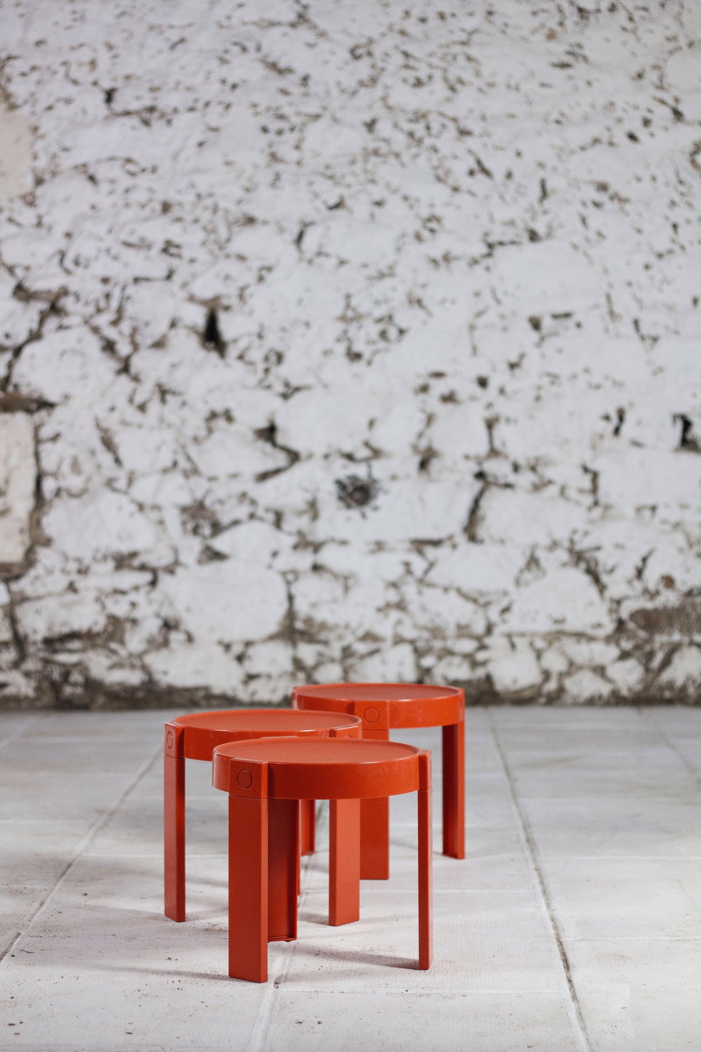 Trois tables gigognes en plastique orange par Prisunic, 1970