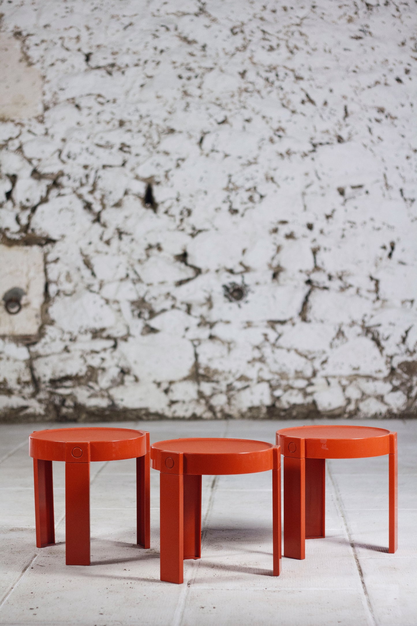 Trois tables gigognes en plastique orange par Prisunic, 1970