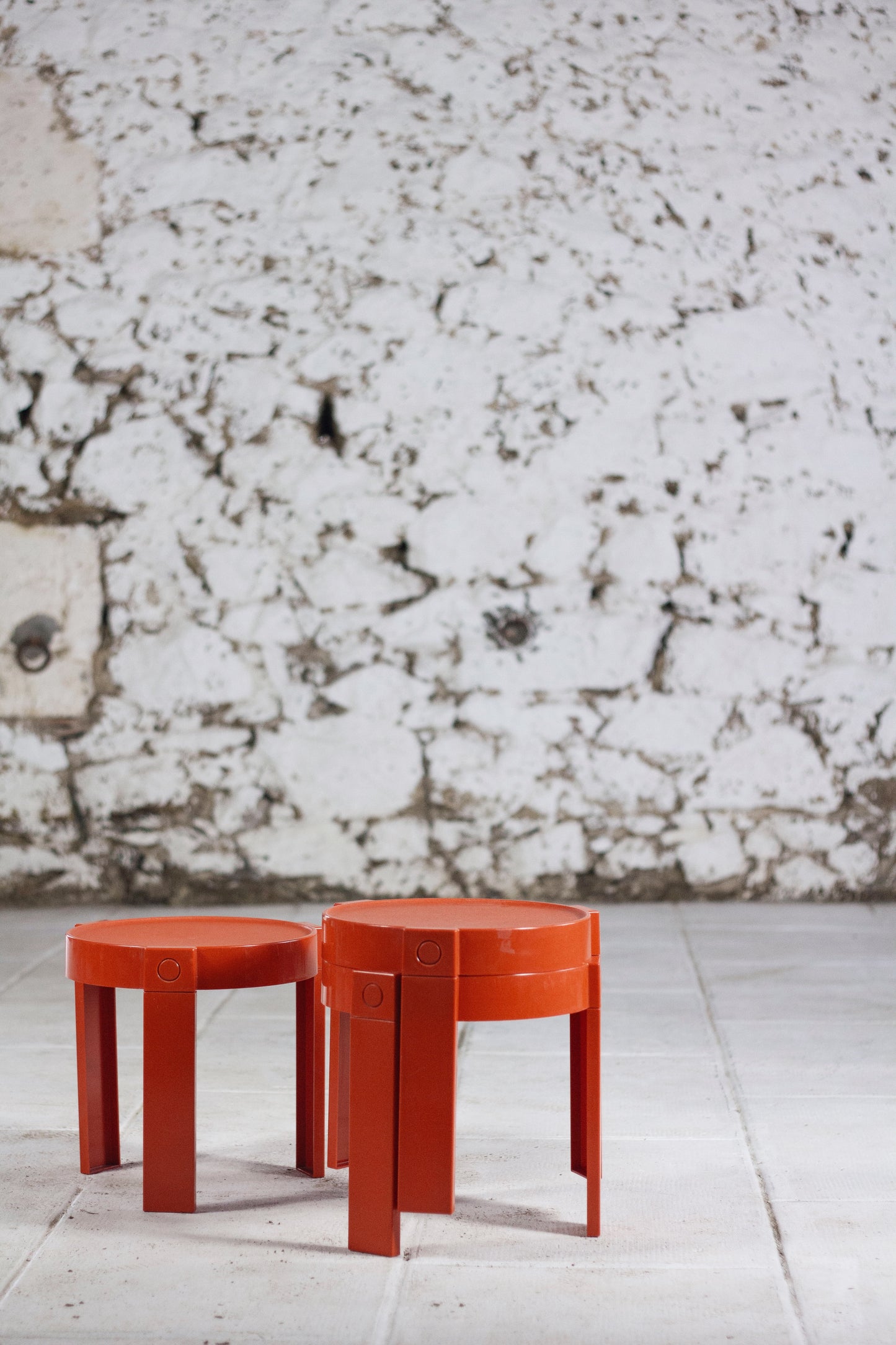 Trois tables gigognes en plastique orange par Prisunic, 1970