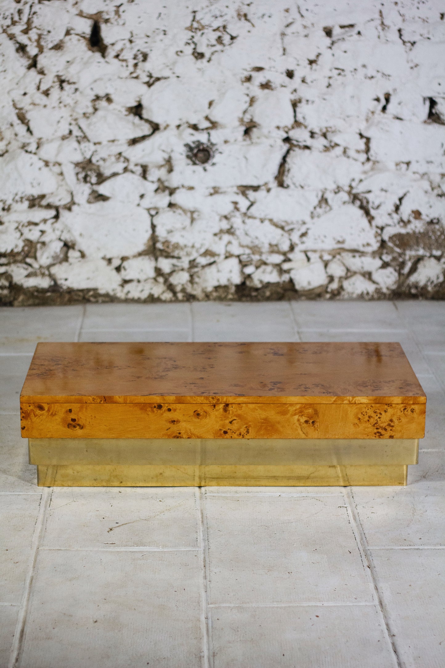 Table basse en loupe d'orme et laiton, 1970