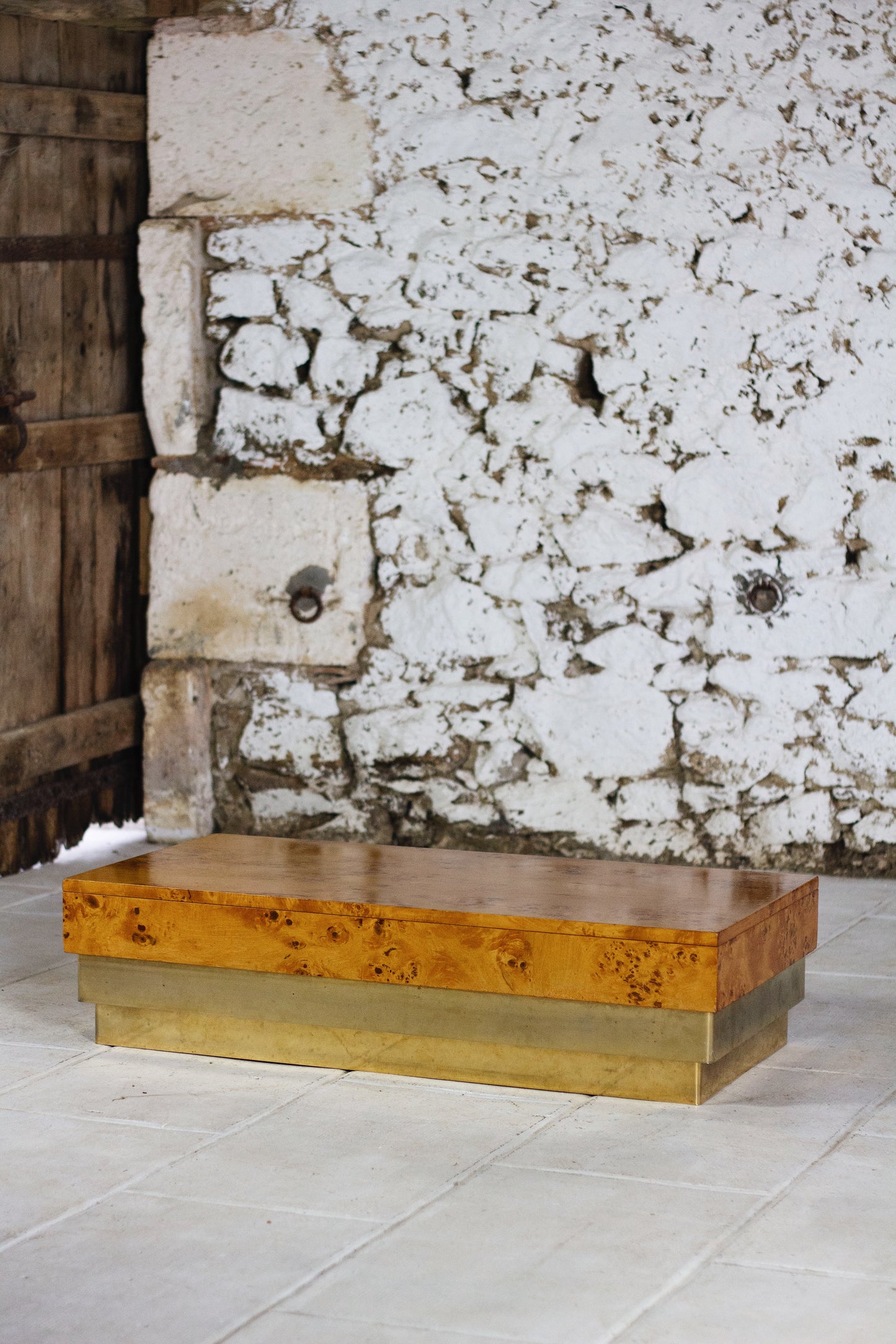 Table basse en loupe d'orme et laiton, 1970