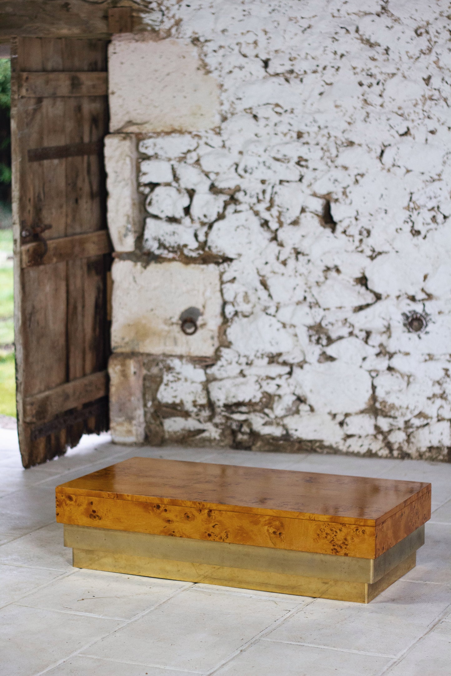 Table basse en loupe d'orme et laiton, 1970