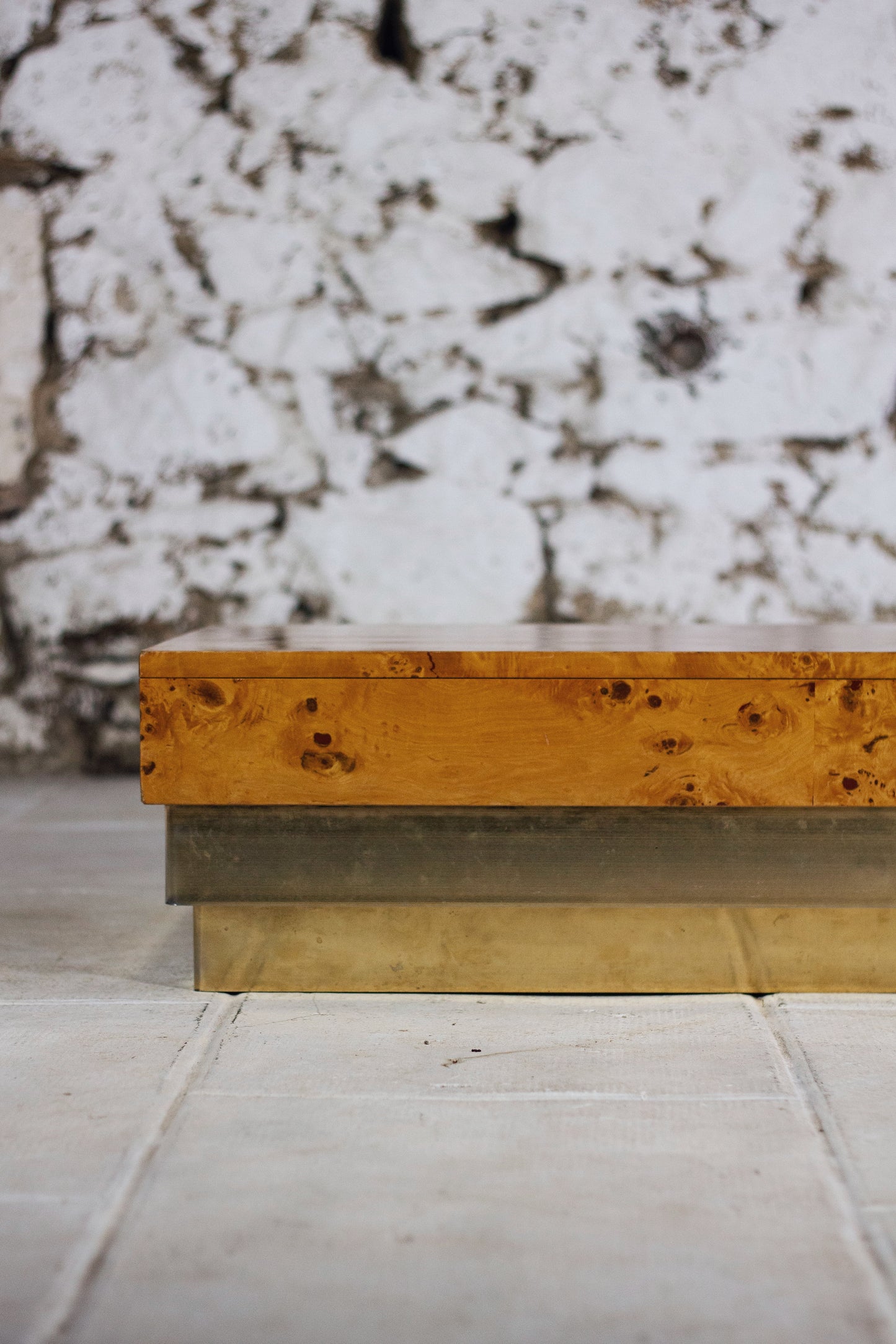 Table basse en loupe d'orme et laiton, 1970