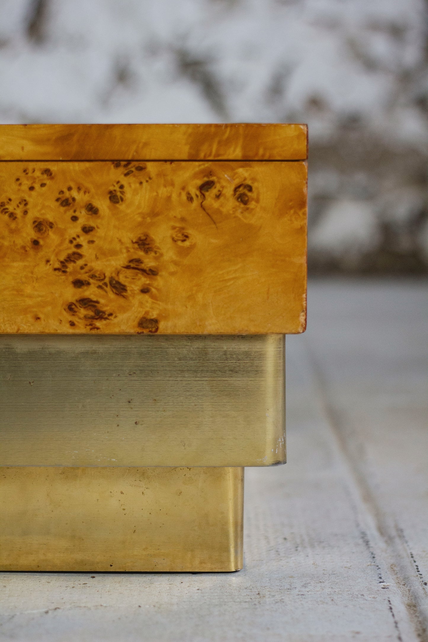 Table basse en loupe d'orme et laiton, 1970