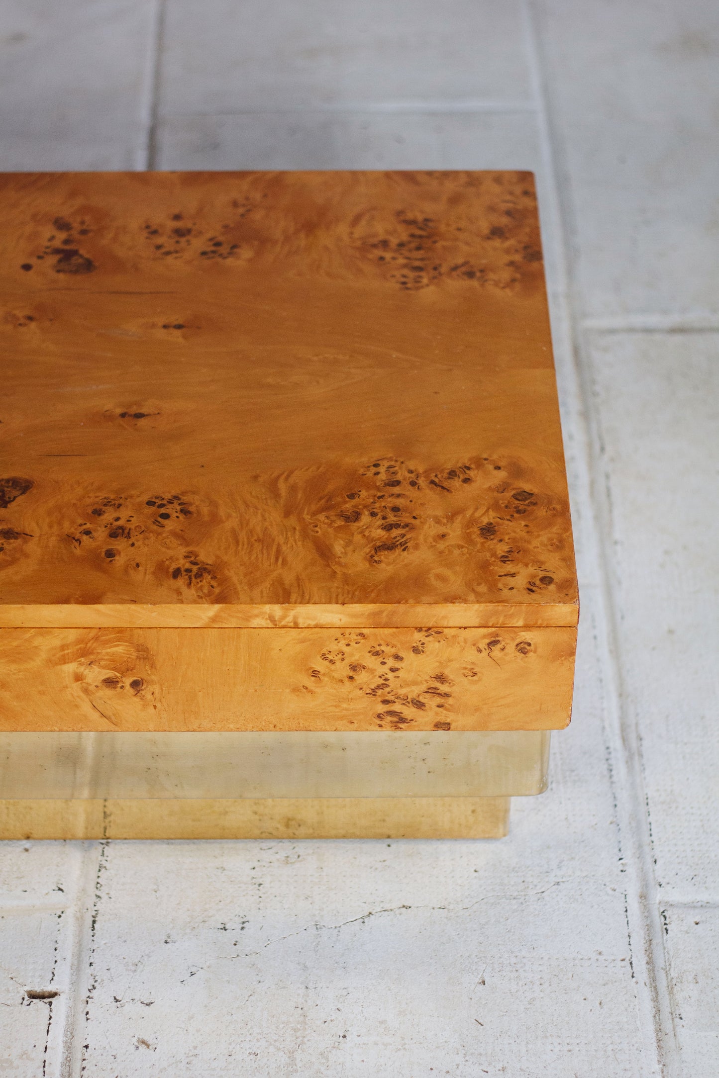 Table basse en loupe d'orme et laiton, 1970