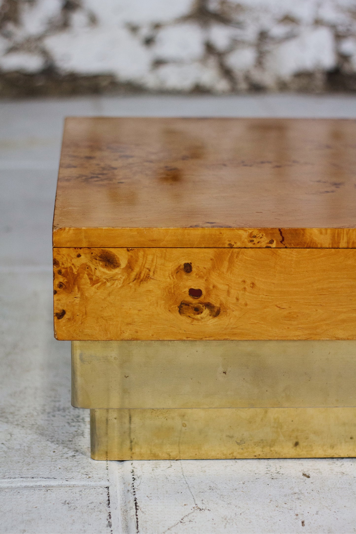 Table basse en loupe d'orme et laiton, 1970