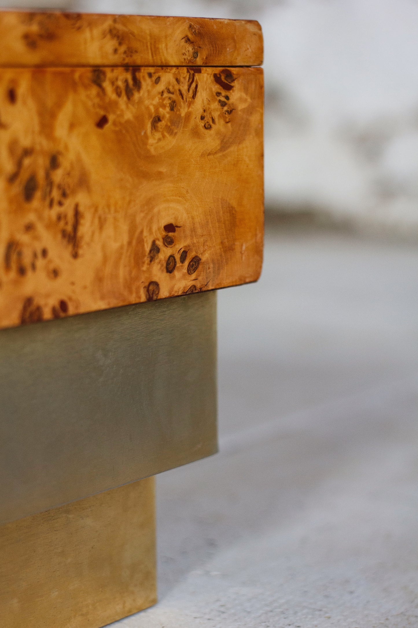 Table basse en loupe d'orme et laiton, 1970