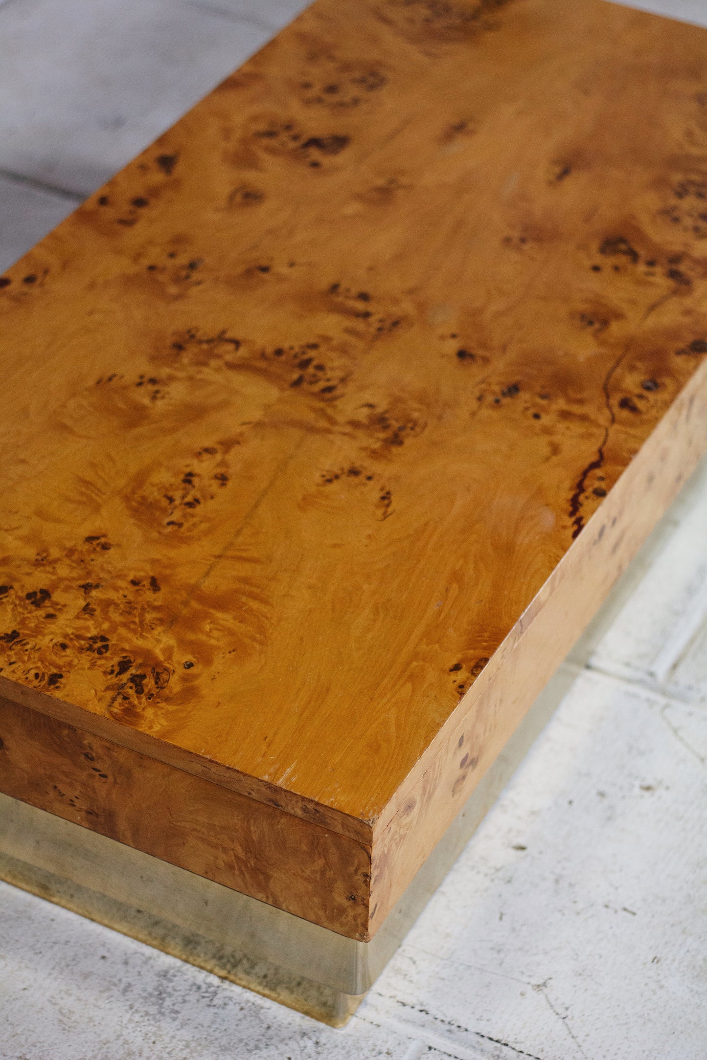 Table basse en loupe d'orme et laiton, 1970