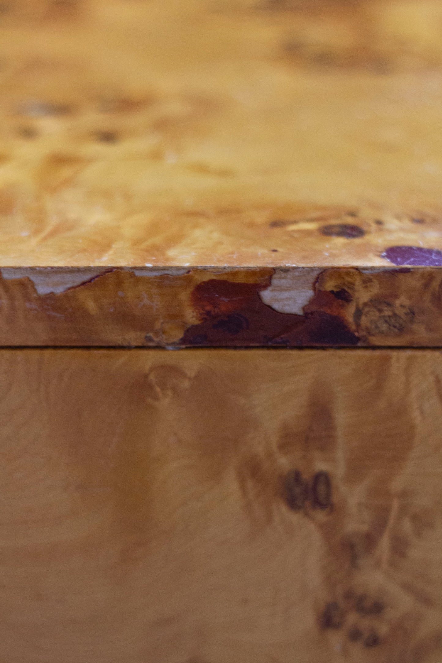 Table basse en loupe d'orme et laiton, 1970