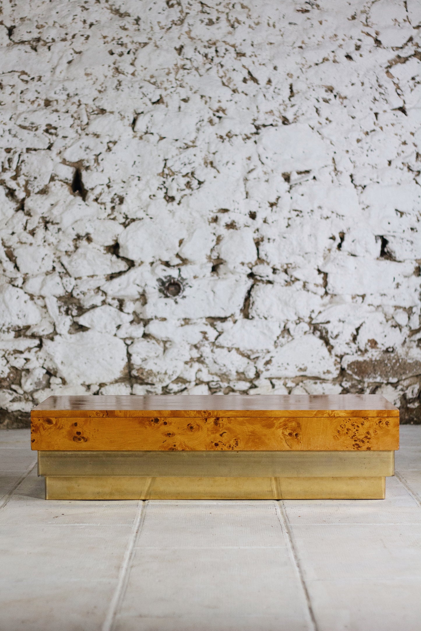 Table basse en loupe d'orme et laiton, 1970