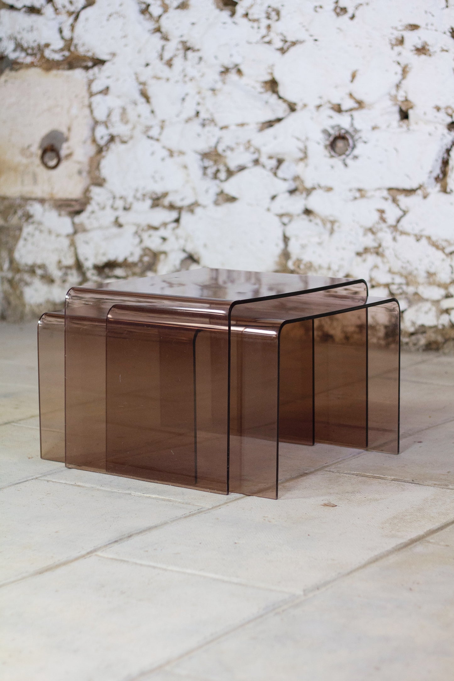 Trois tables gigognes en plexiglas fumé, 1970