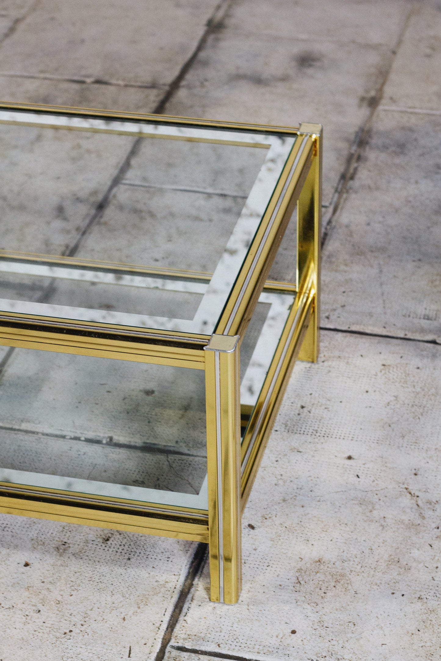 Table basse en verre et métal doré style Pierre Vandel, 1970