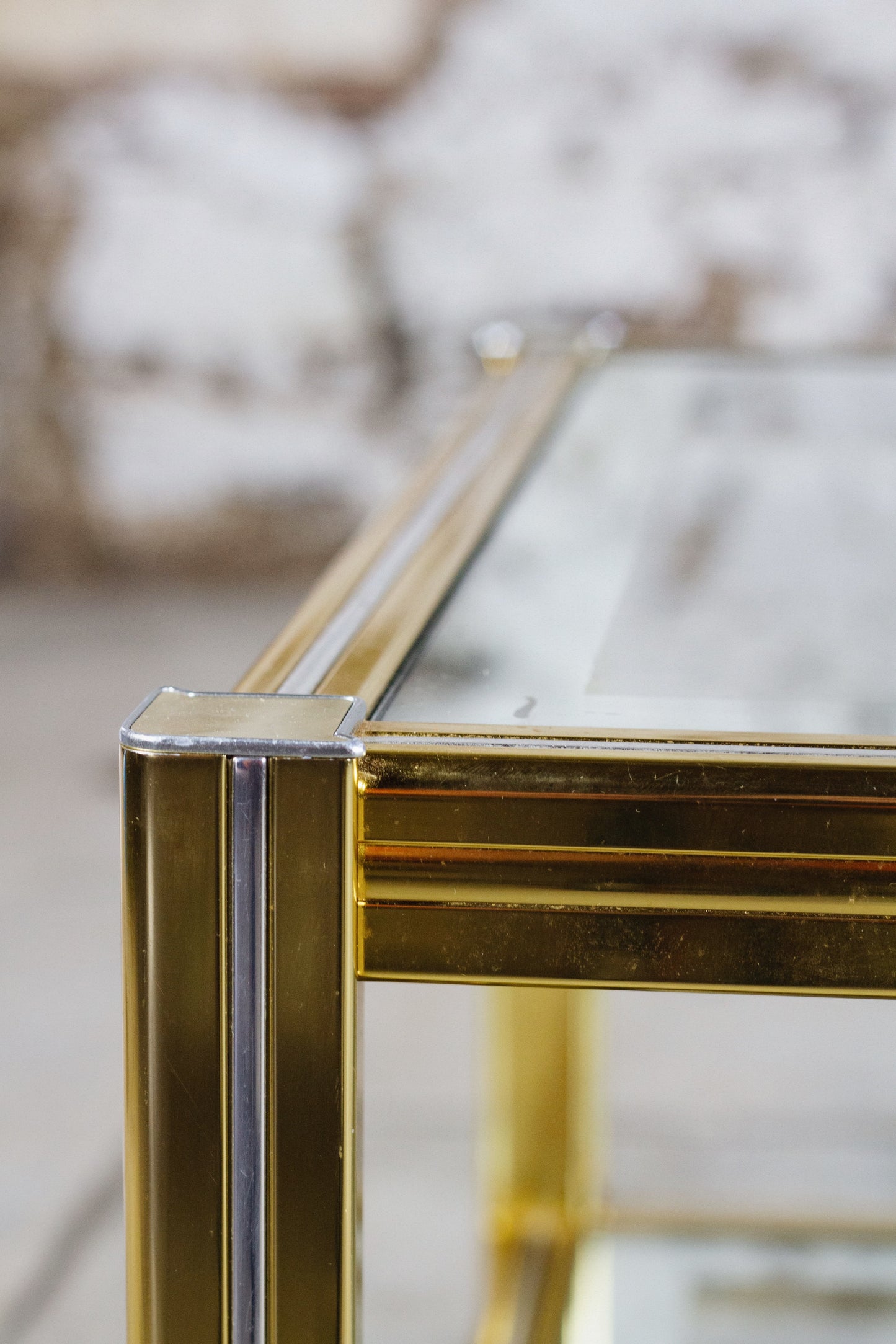 Table basse en verre et métal doré style Pierre Vandel, 1970