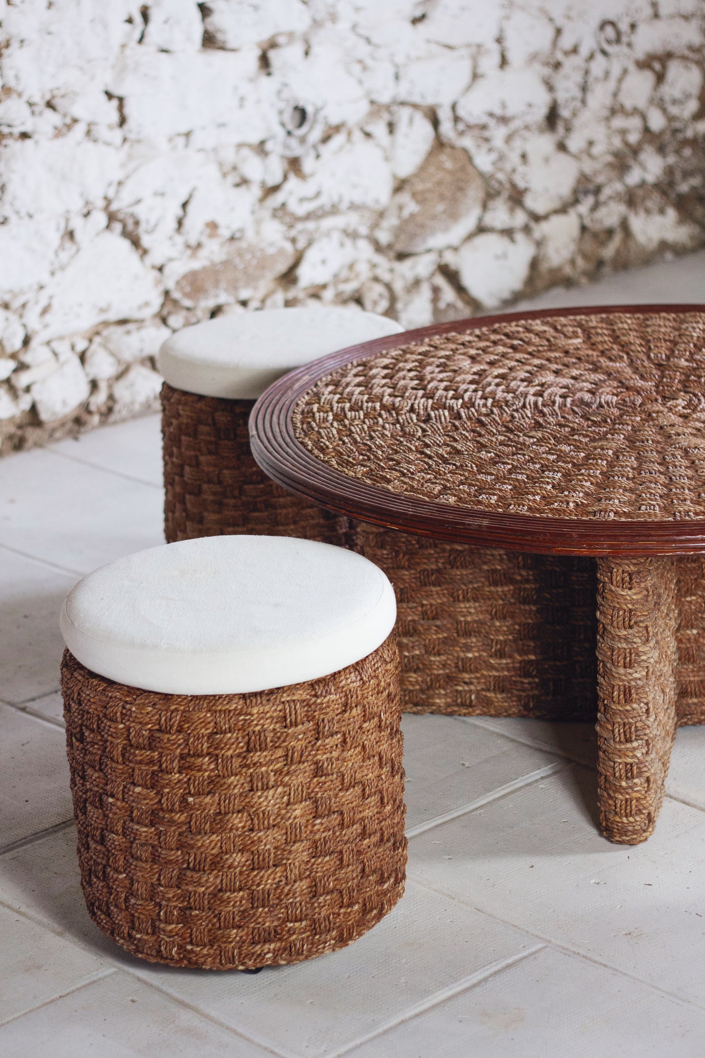 Table basse ronde et tabourets en corde tressée et rotin, 1970