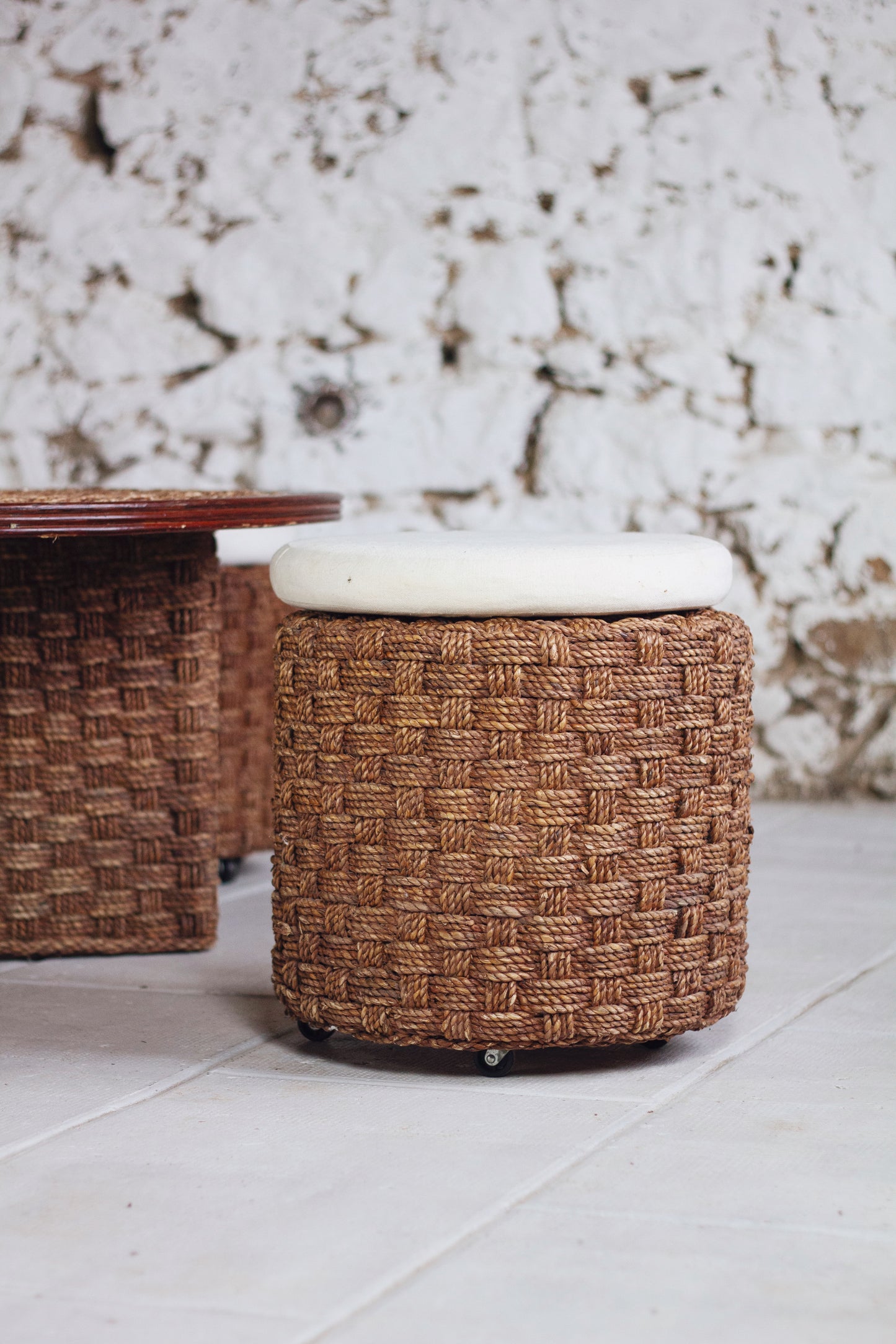 Table basse ronde et tabourets en corde tressée et rotin, 1970