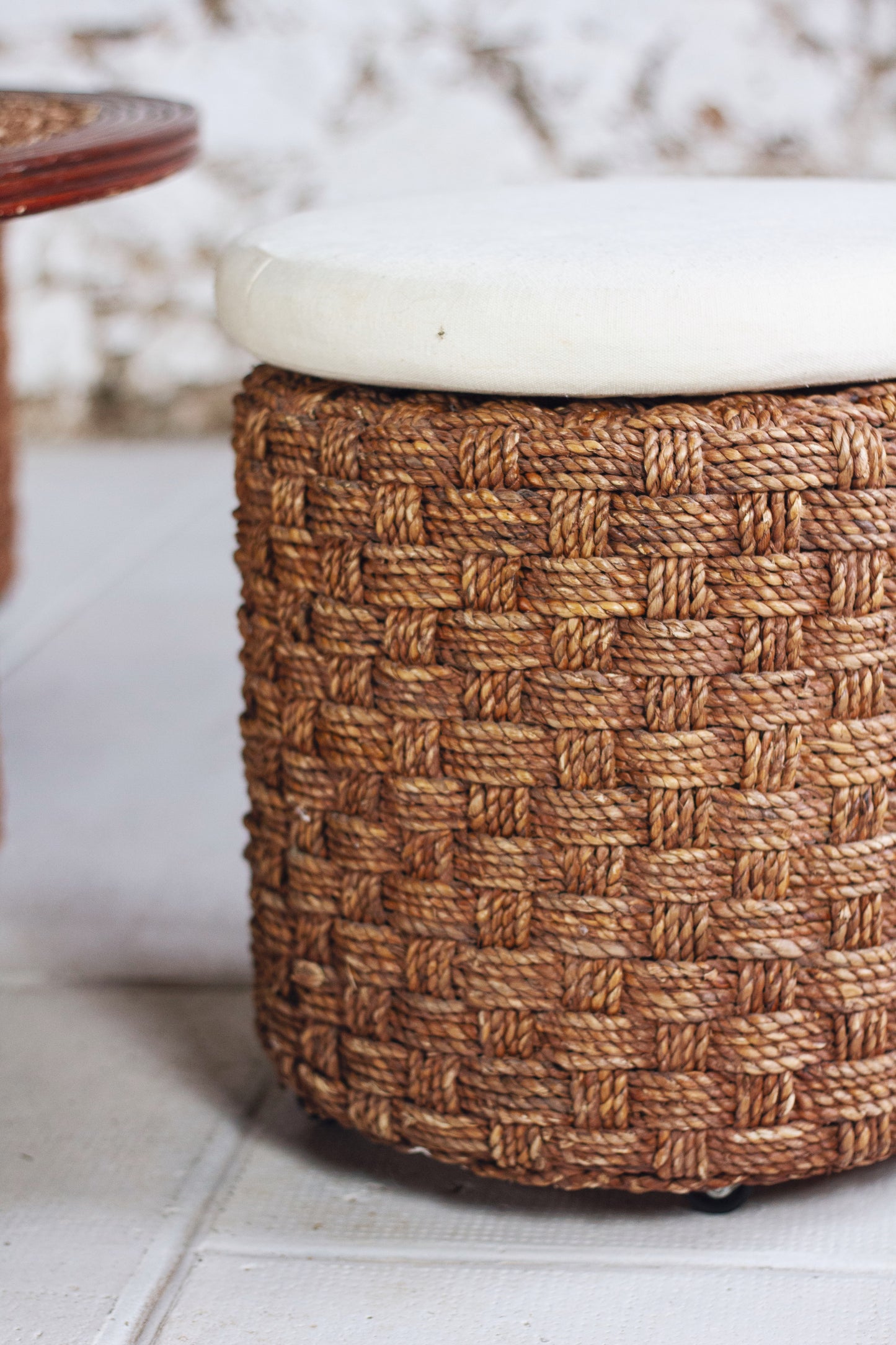 Table basse ronde et tabourets en corde tressée et rotin, 1970