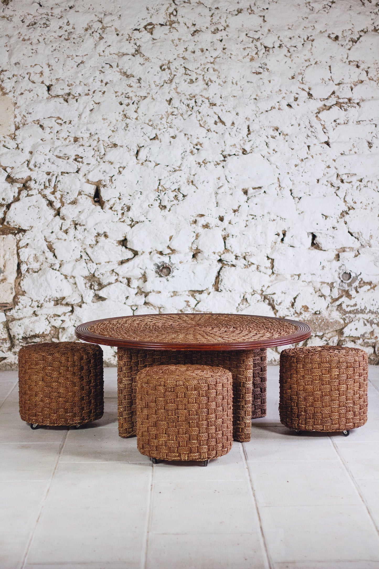 Table basse ronde et tabourets en corde tressée et rotin, 1970
