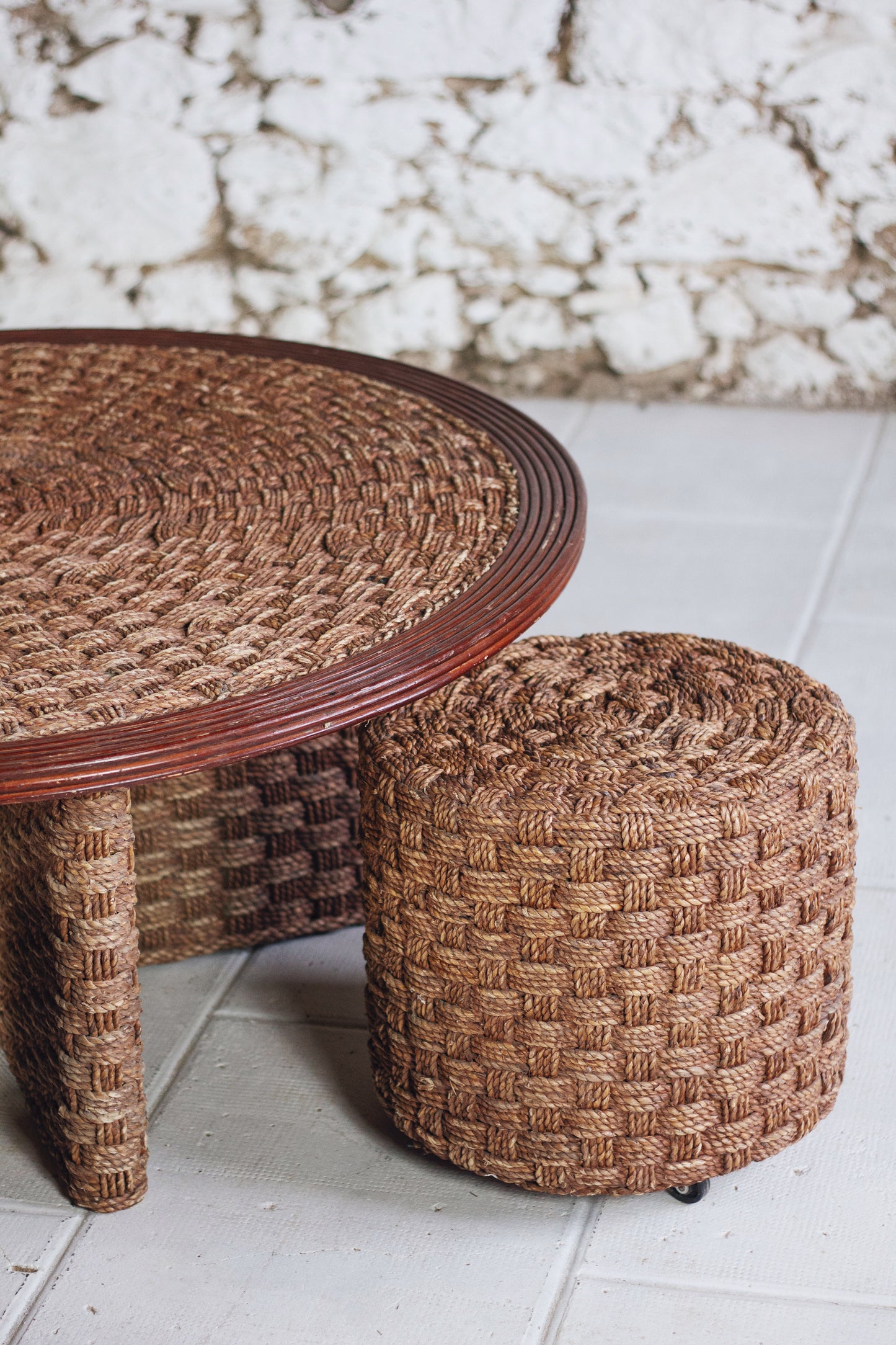 Table basse ronde et tabourets en corde tressée et rotin, 1970