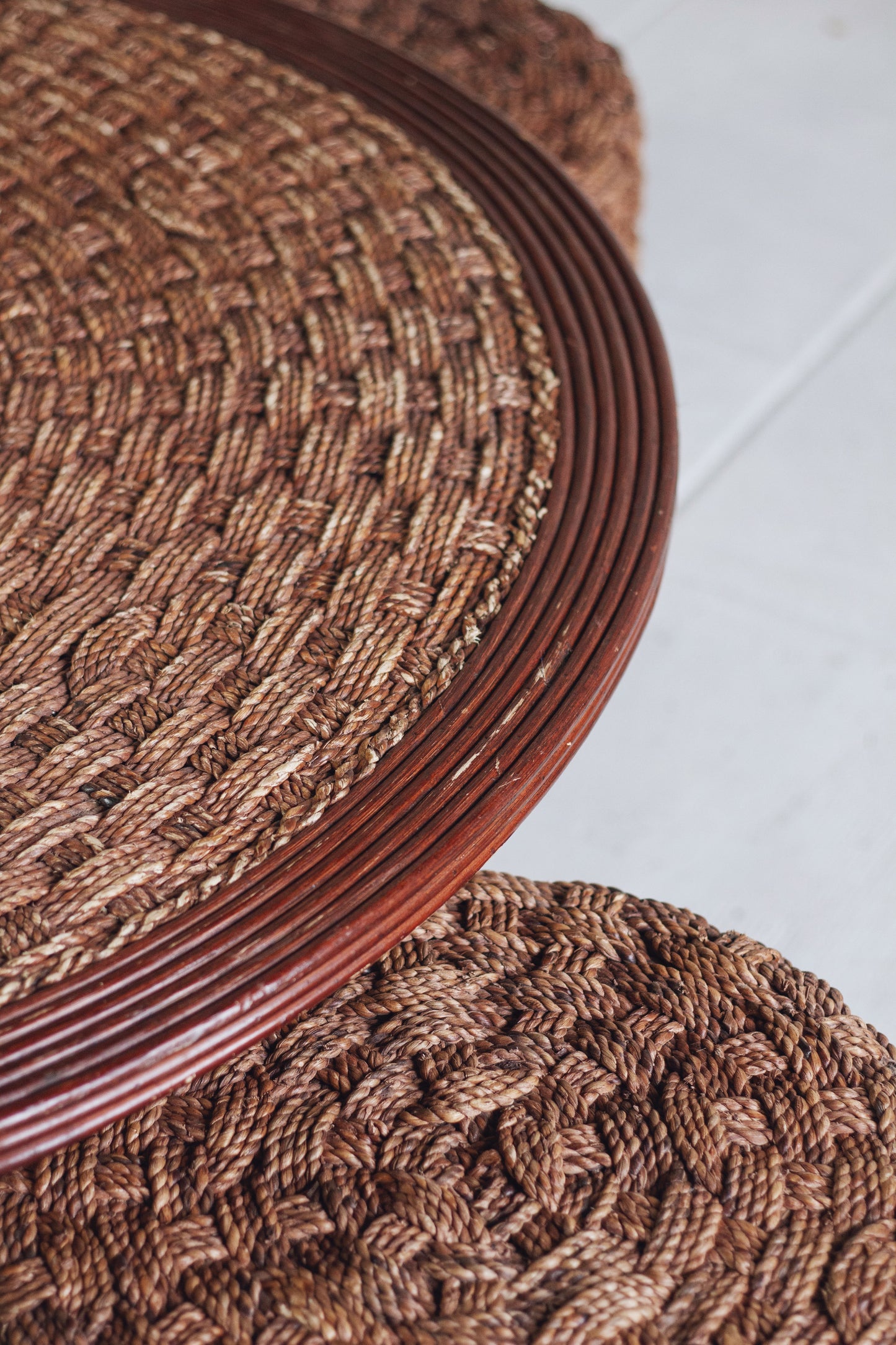 Table basse ronde et tabourets en corde tressée et rotin, 1970