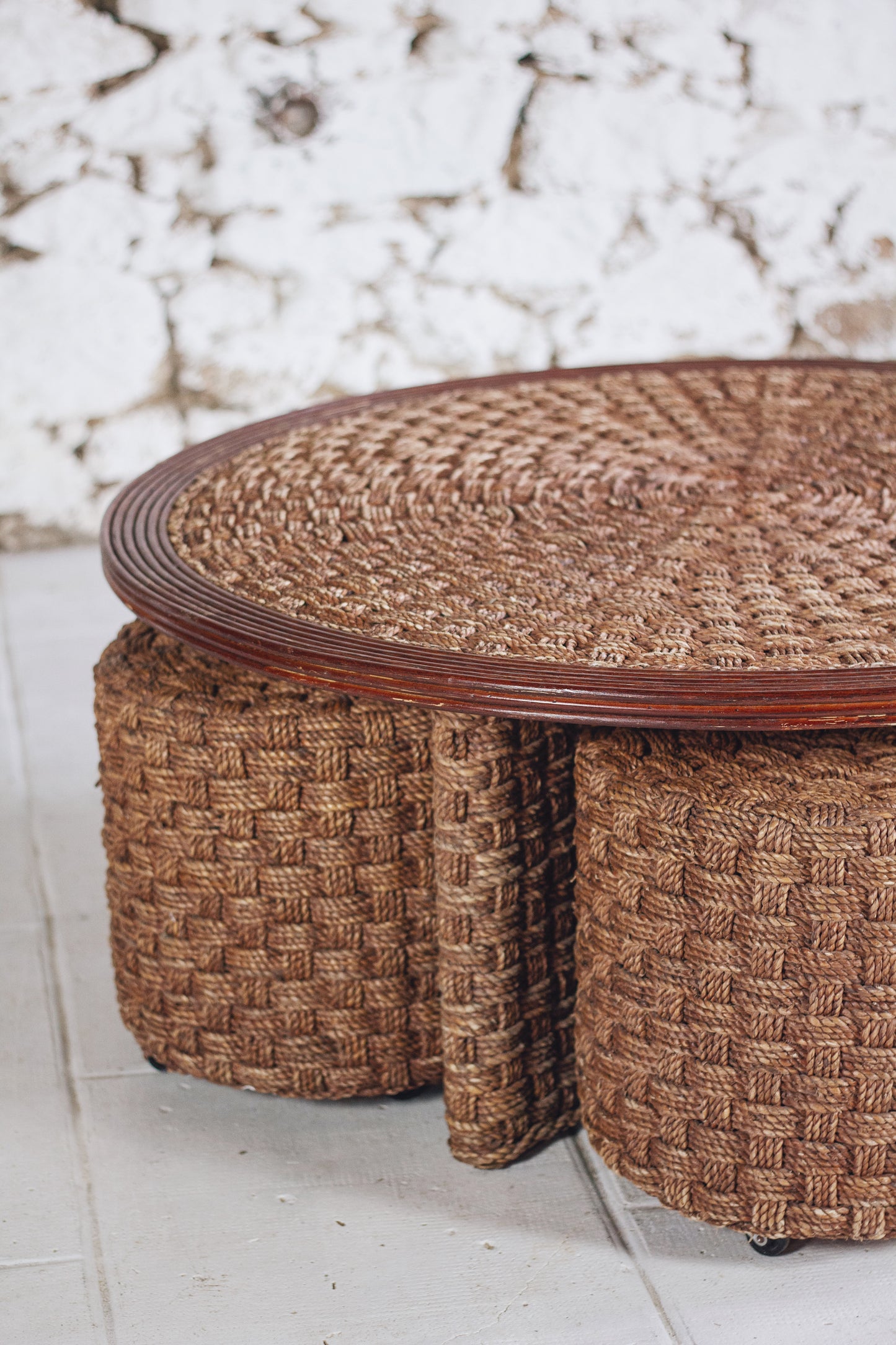 Table basse ronde et tabourets en corde tressée et rotin, 1970