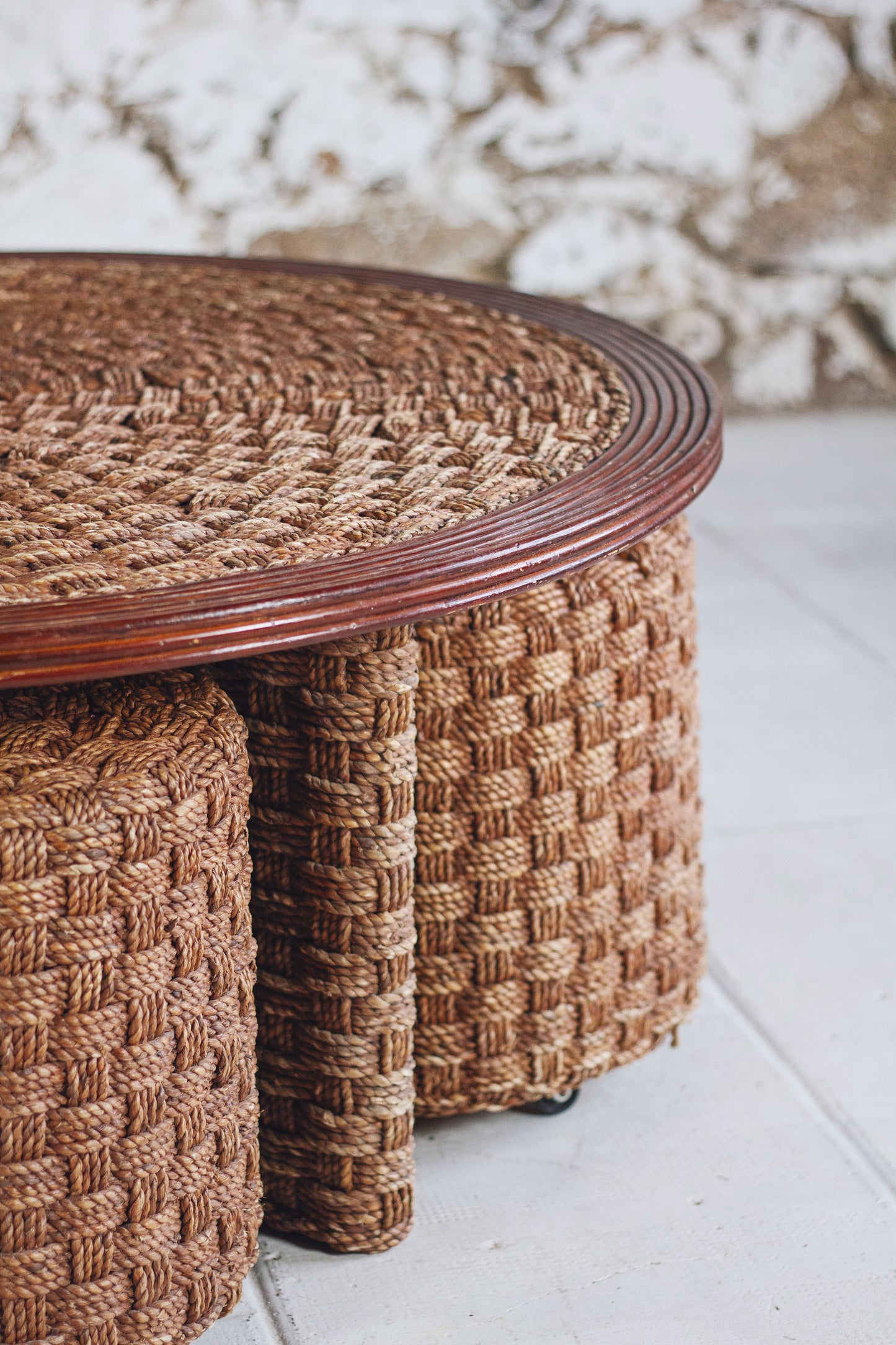 Table basse ronde et tabourets en corde tressée et rotin, 1970