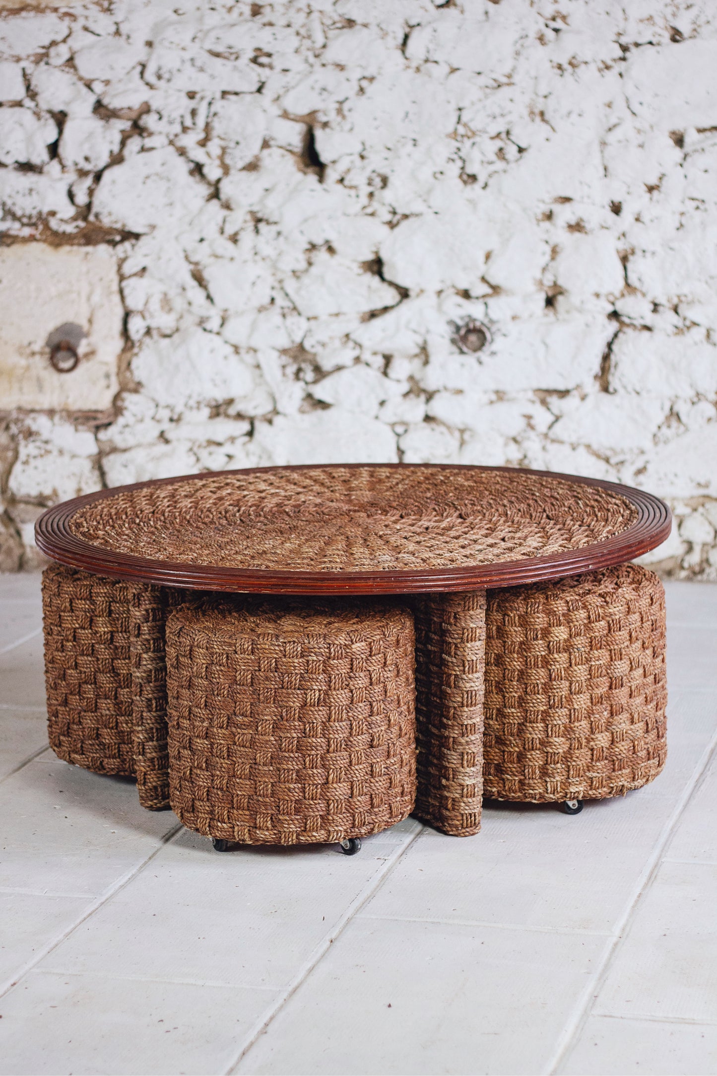 Table basse ronde et tabourets en corde tressée et rotin, 1970